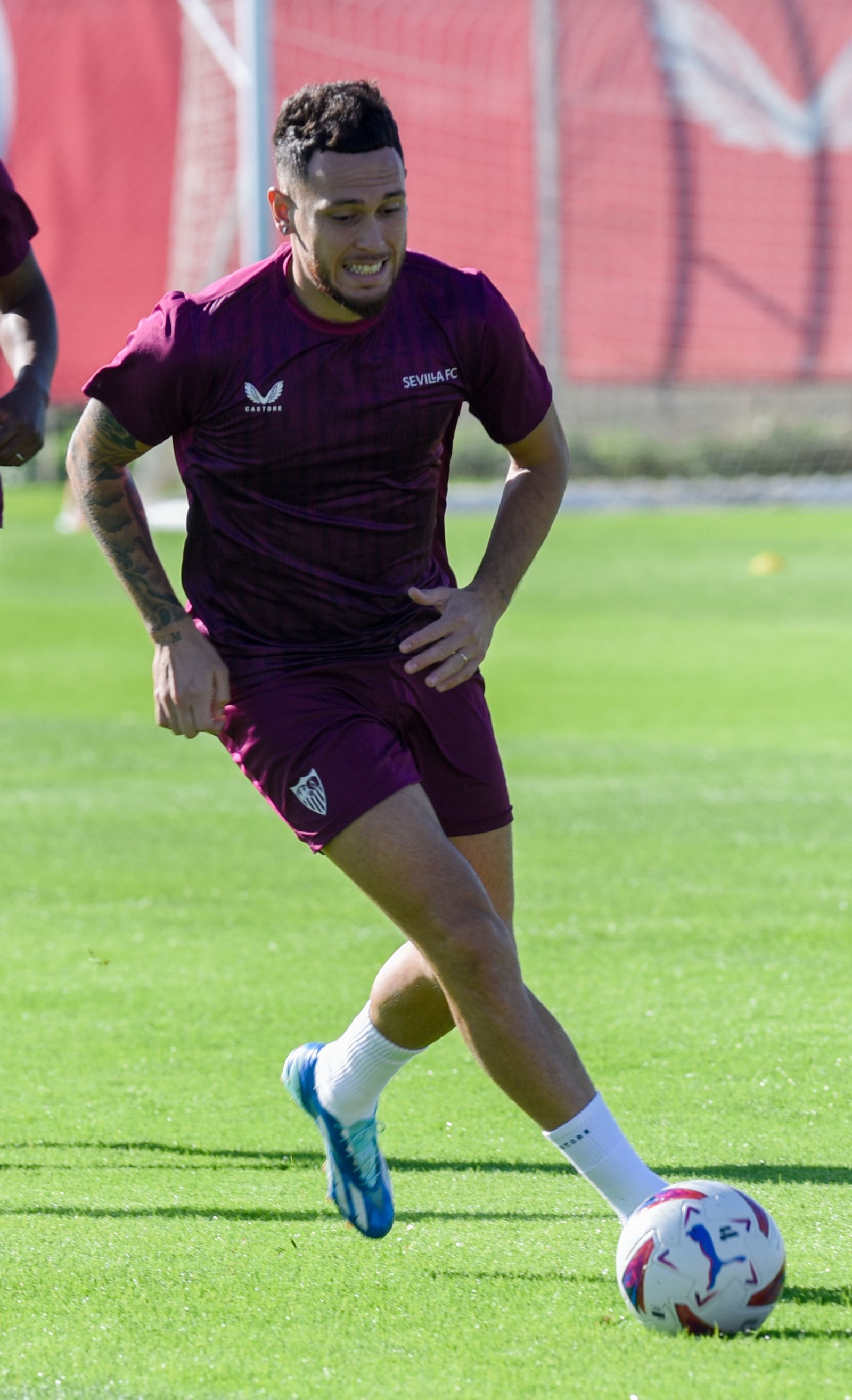 Ocampos conduce el balón en un entrenamiento.