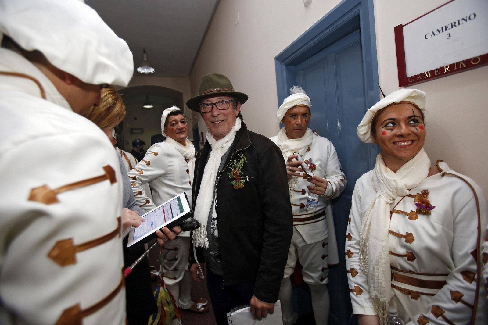 José Antonio Valdivia Bosch, junto a los miembros de su comparsa 'La última copla', con la que participó en el COAC 2017.