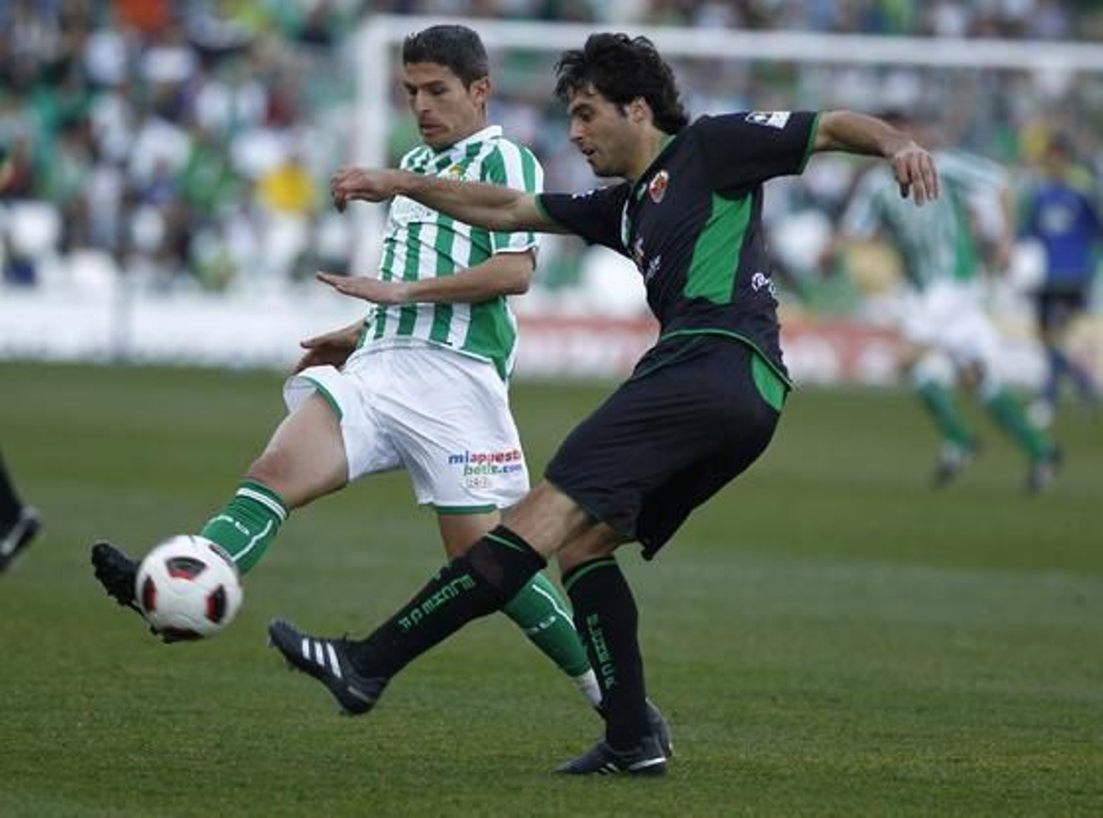 El Betis pierde en casa, con el Elche (1-4), su cuarto partido seguido. / Antonio Pizarro