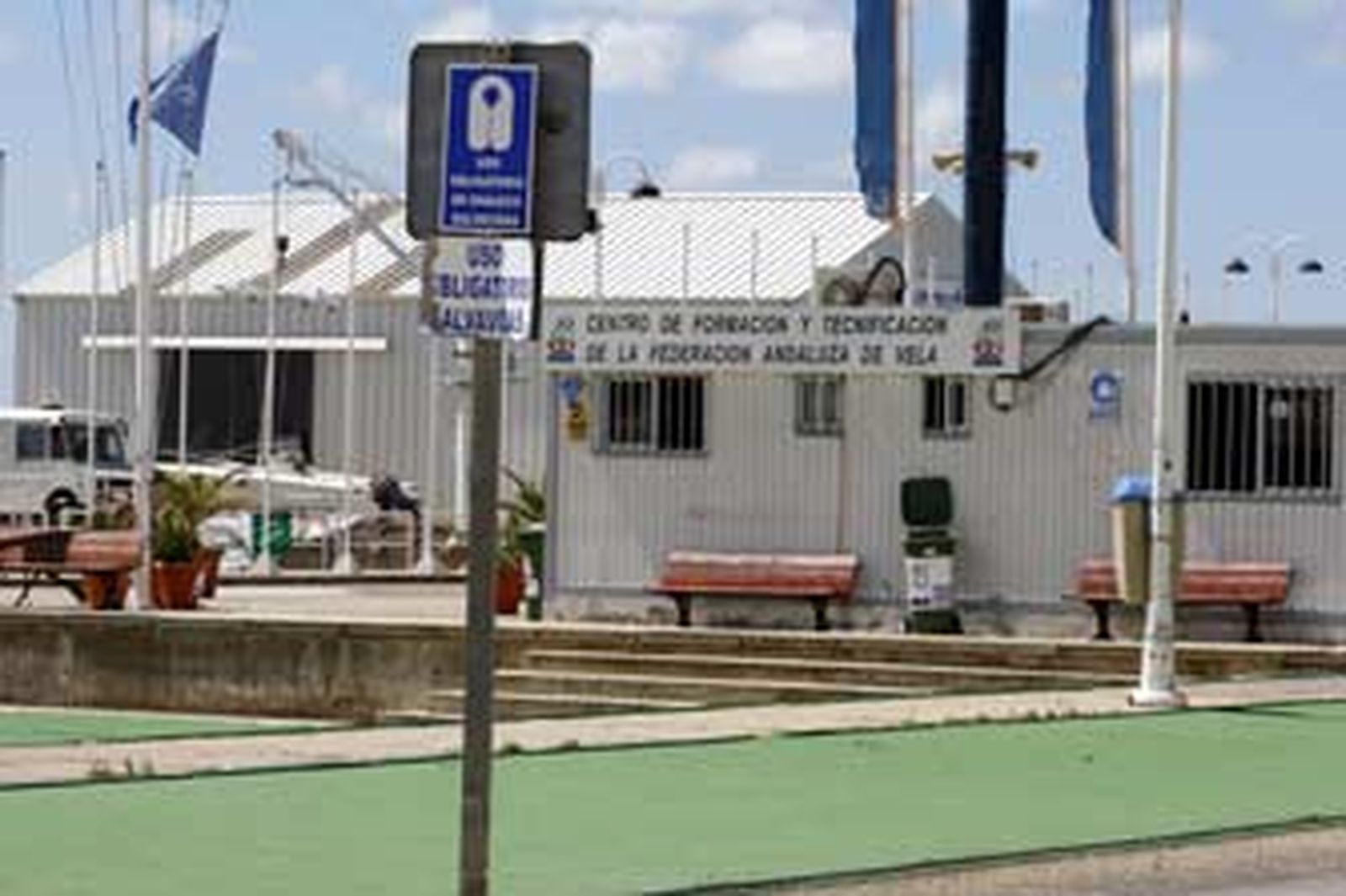 La ocupación de la playa asfáltica de Puerto Sherry ha provocado la ruptura de relaciones entre la dirección del complejo y la Federación de Vela.