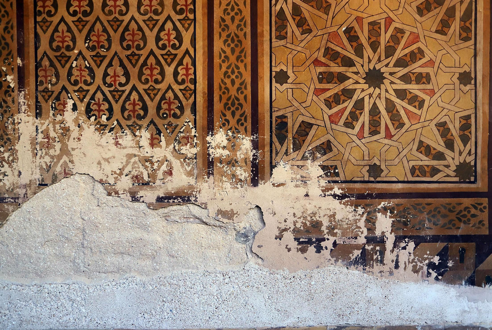 Estado de deterioro en el que se encuentra las pinturas murales del patio mudéjar de La Rábida.