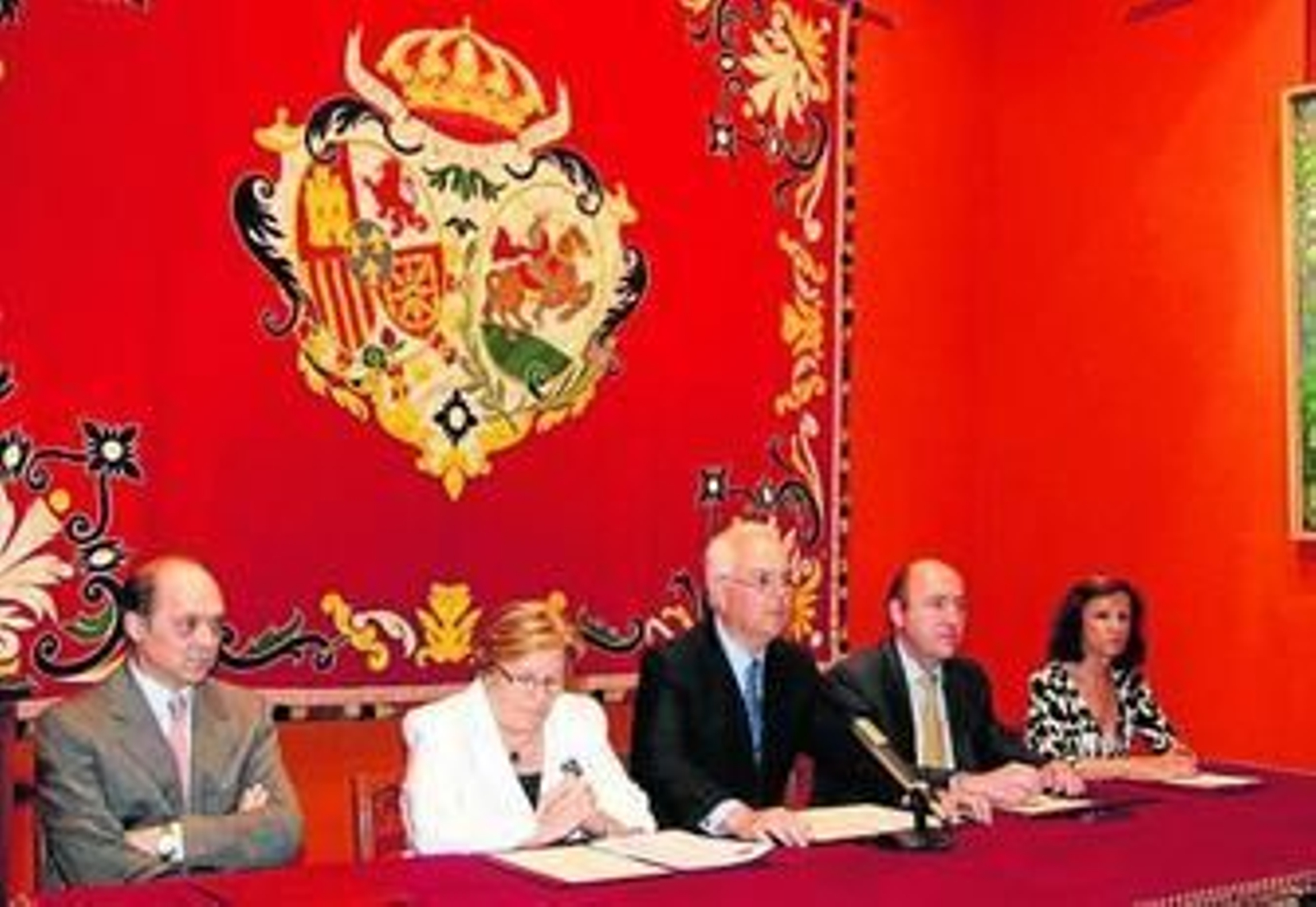 Pleguezuelo y Fátima Halcón flanquean a los representantes de Diputación, Maestranza y Cajasol.