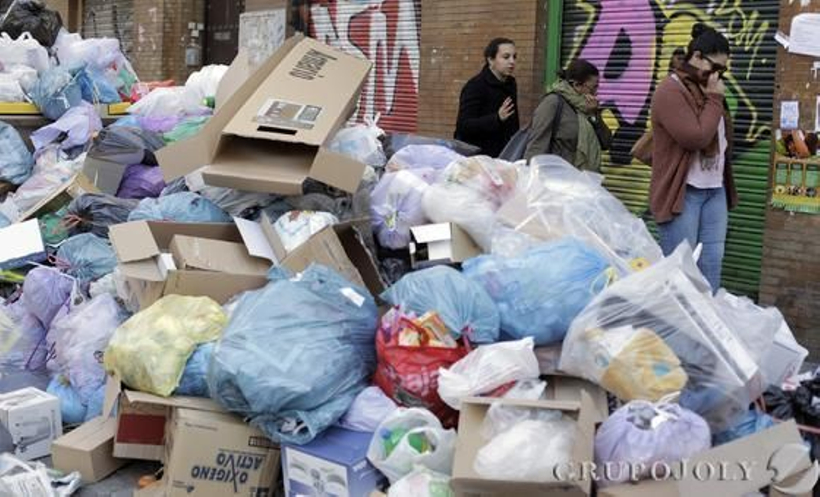 la basura ocupa parte de la acera en la calle Feria ante un negocio de alimentación.

Foto: Antonio Pizarro