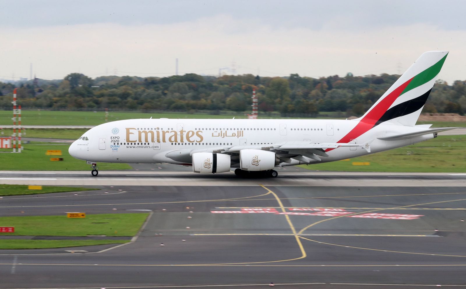 Un Airbus A380 de Emirates en el aeropuerto de Dusseldorf