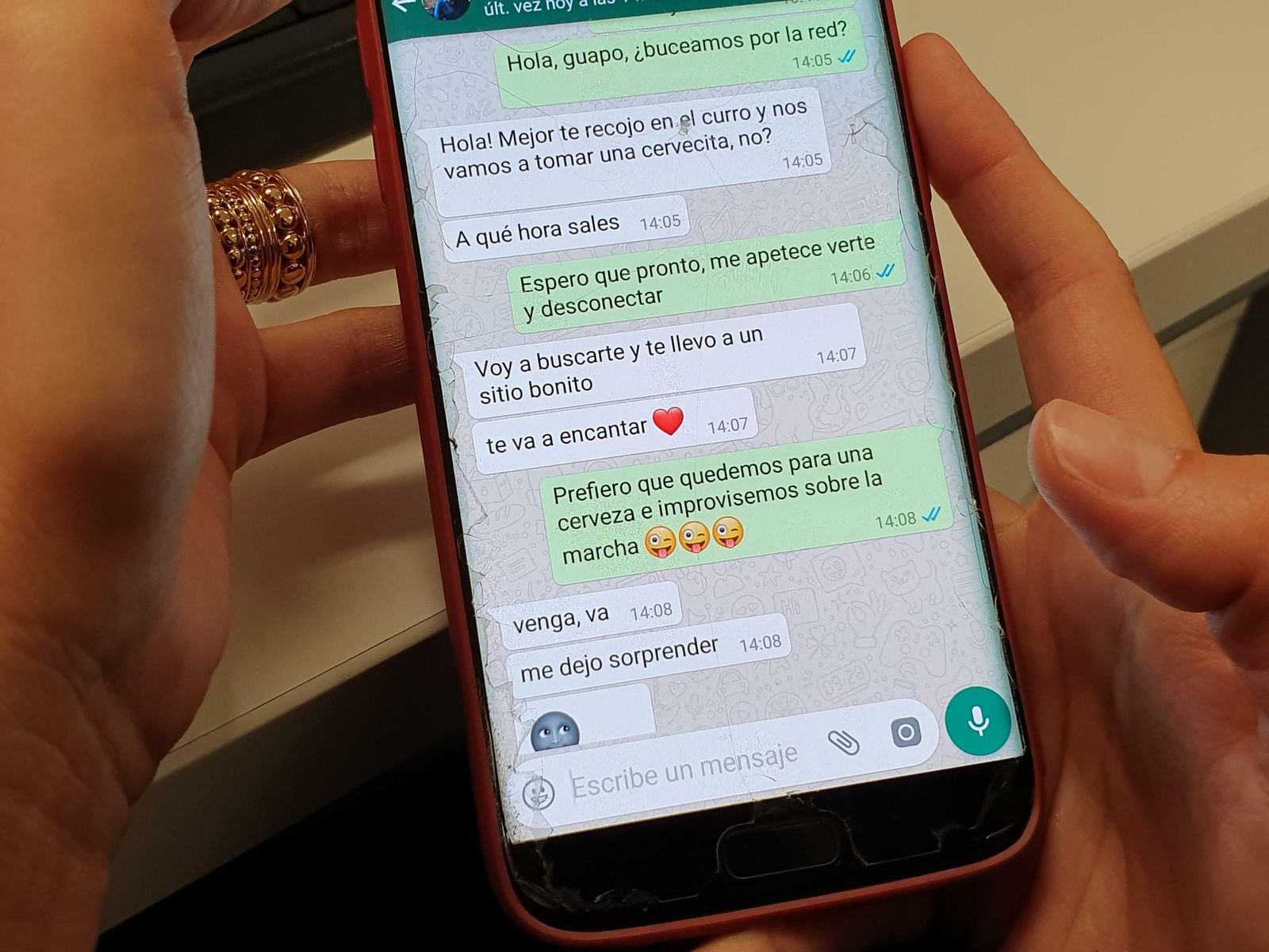Dos jóvenes intentan ligar a través de Whatsapp.