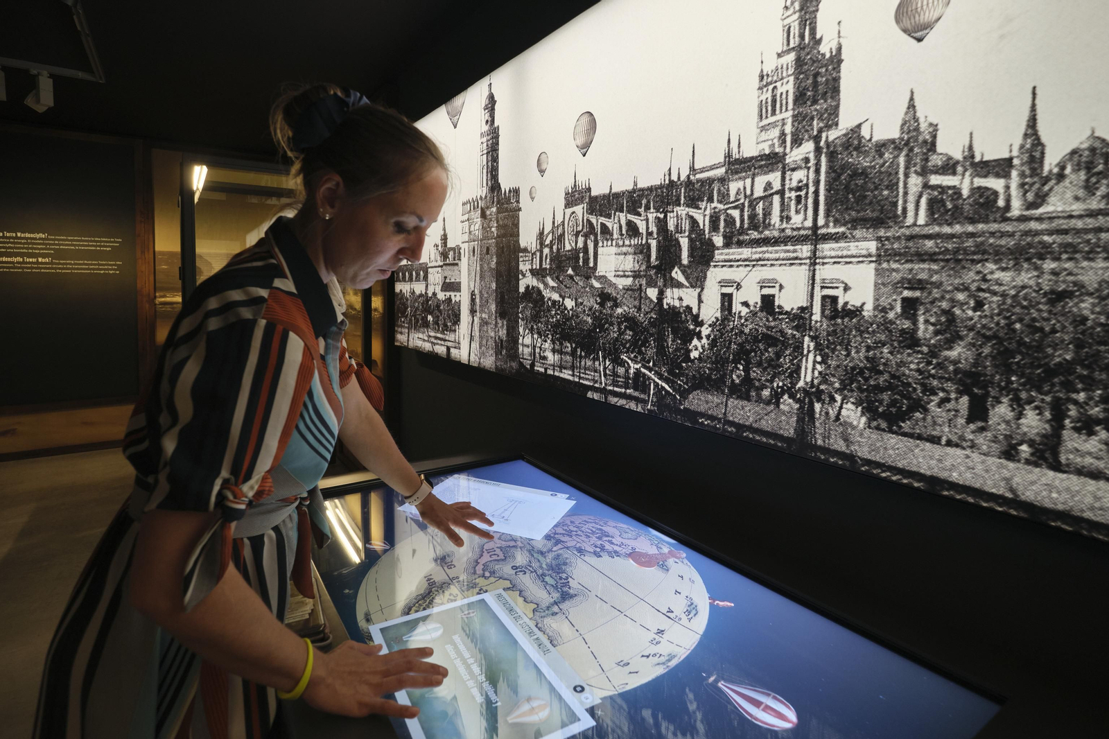 Una visitante contempla uno de los expositores interactivos de la exposición.