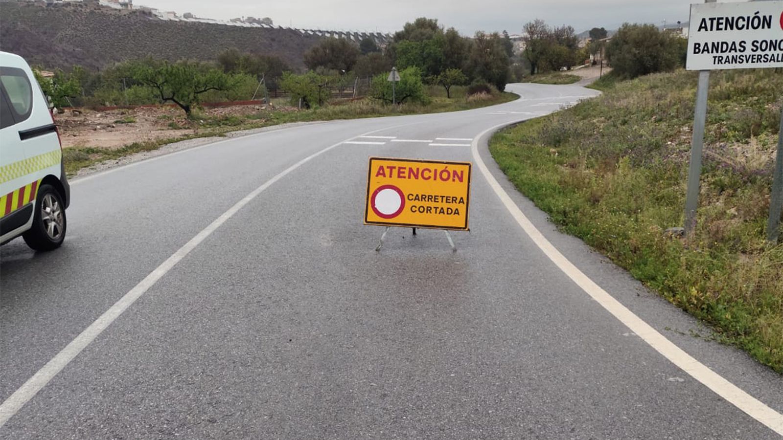 Carretera cortada por la avenida de aguas en la rambla.