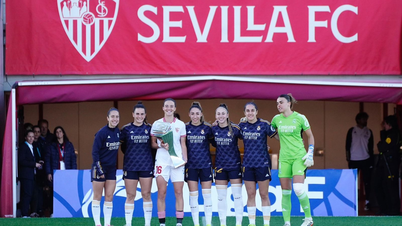 Homenaje previo a las campeonas de la Nations League.