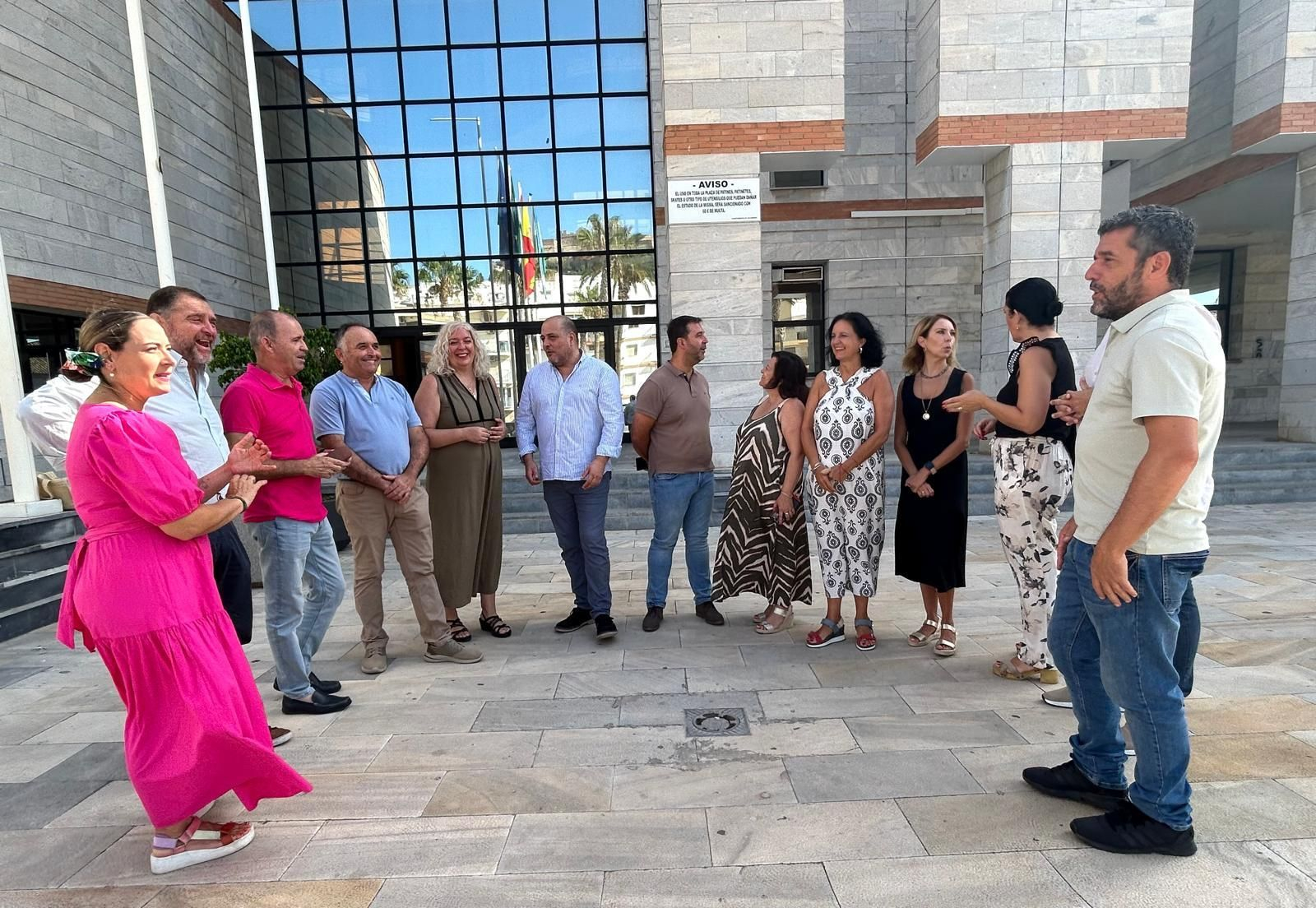 Portavoces socialistas en la puerta del Ayuntamiento de Salobreña