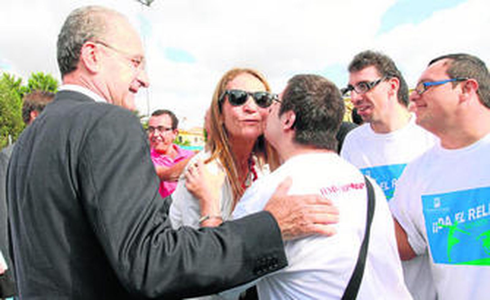 Doña Elena de Borbón y Grecia saluda ayer en Málaga a varios jóvenes discapacitados en el centro Ceper en Puerto de la Torre.