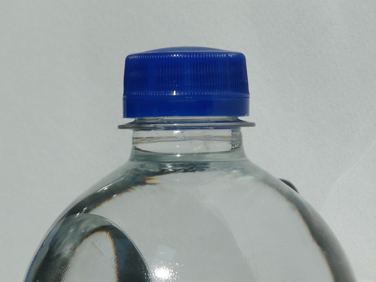 'Bottle cap challenge', abrir un tapón con una patada.