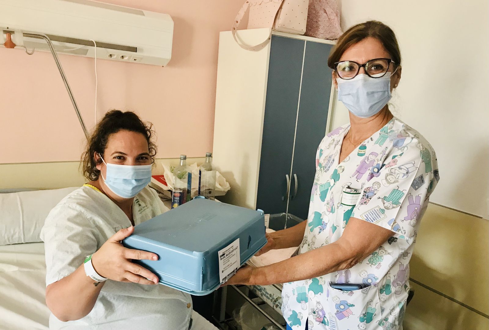 Una de las primeras parturientas en recibir su desayuno con jamón