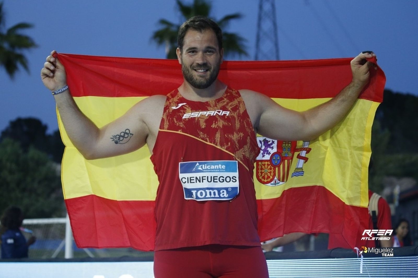 Javier Cienfuegos celebra un título.