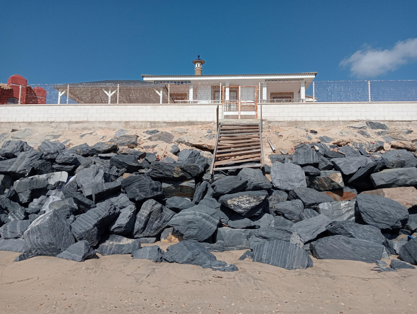 Imágenes de la playa de El Portil tras el temporal de viento y lluvia de ayer en Huelva