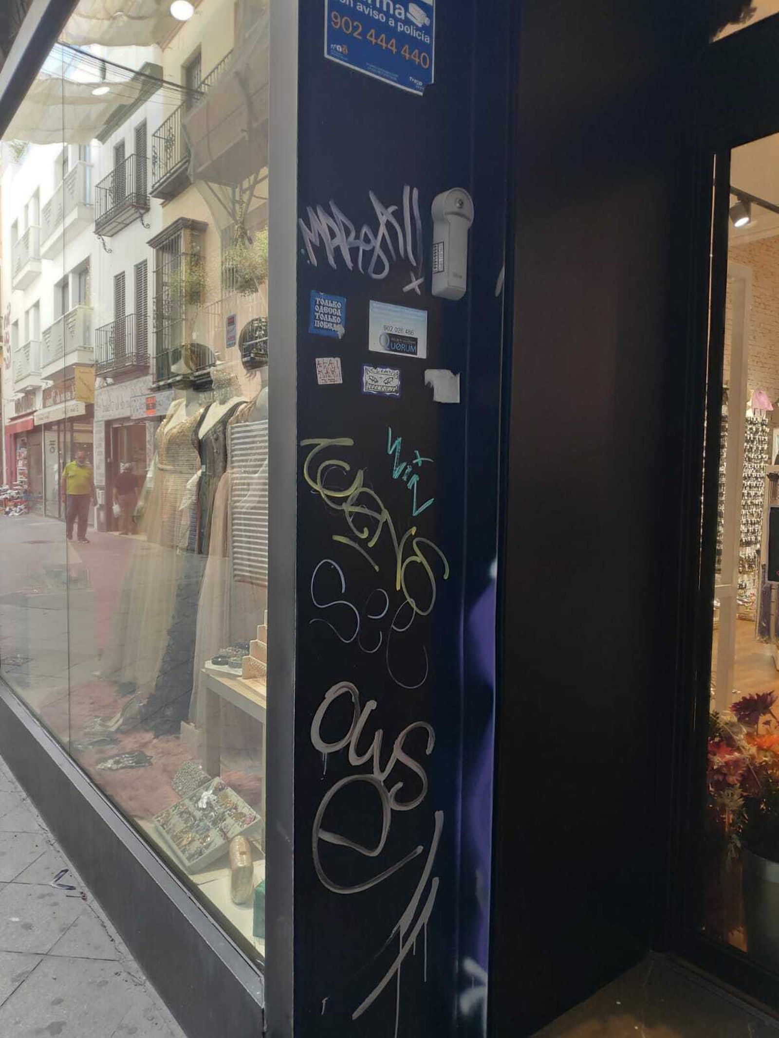 El PP denuncia la "degradación de un casco histórico, inundado de pintadas"