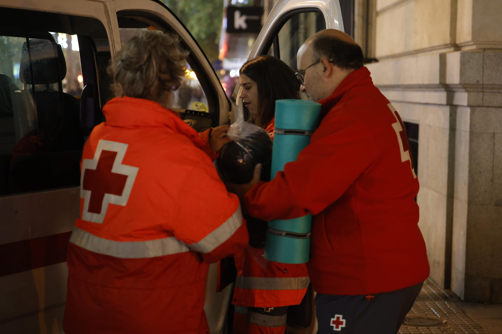 Una noche con el servicio de atención a personas sin hogar de Cruz Roja Córdoba, en imágenes