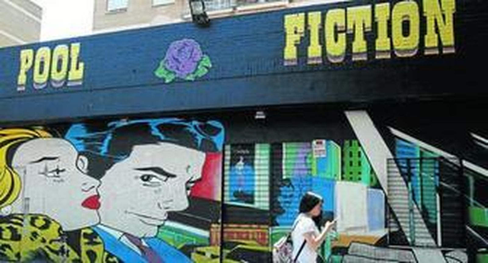 La puerta del Pool Fiction, el establecimiento atracado en la avenida de Llanes.