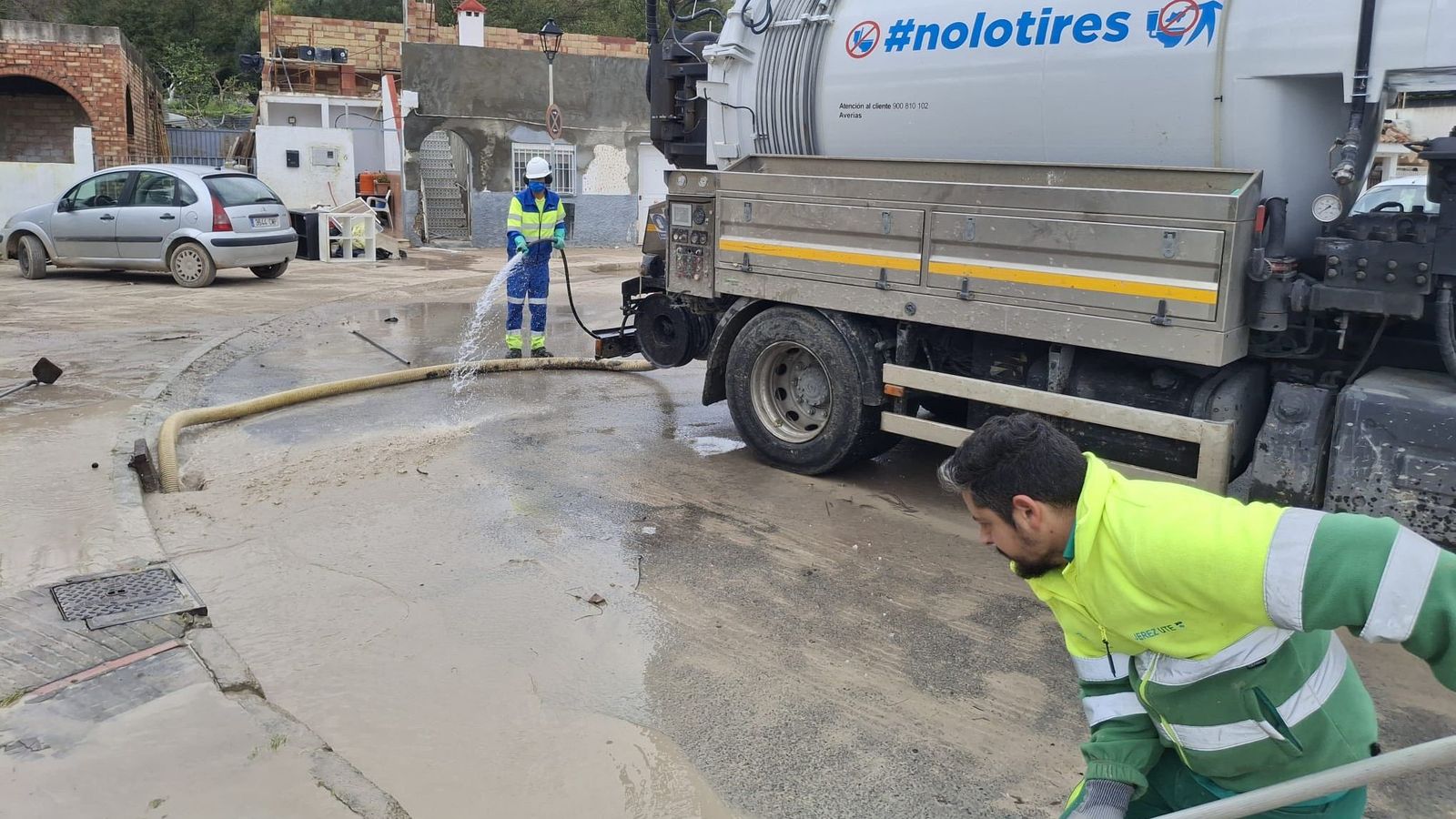 Dos operarios durante las tareas de limpieza en la zona rural.