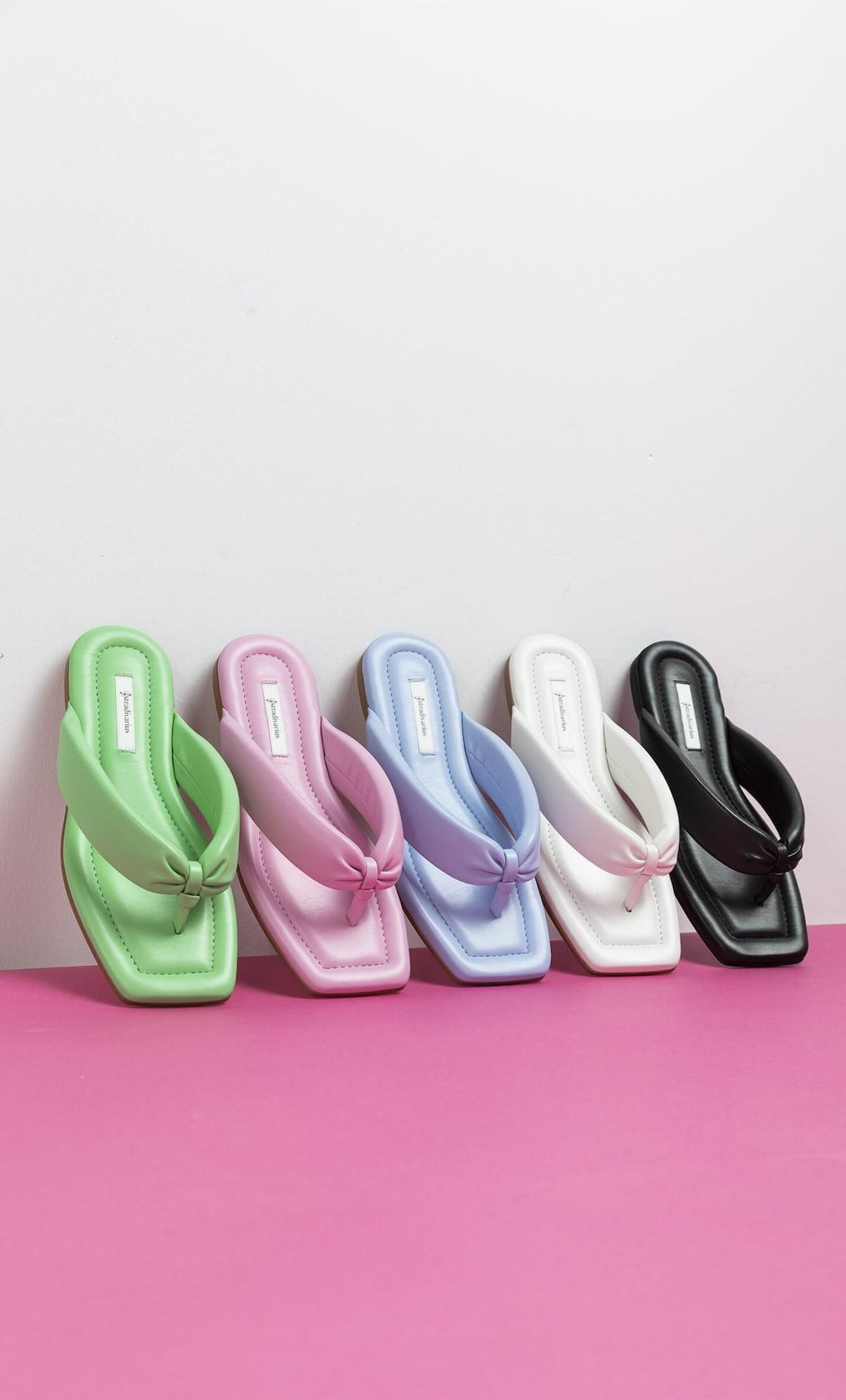 Sandalias planas y acolchadas de Stradivarius.