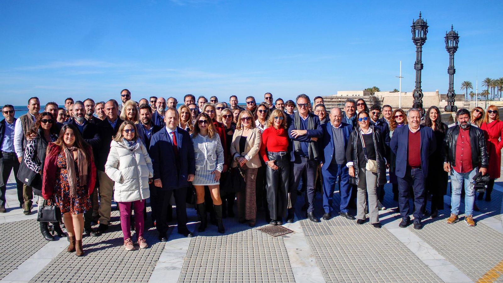 Otro posado, esta vez ante la playa de La Caleta.