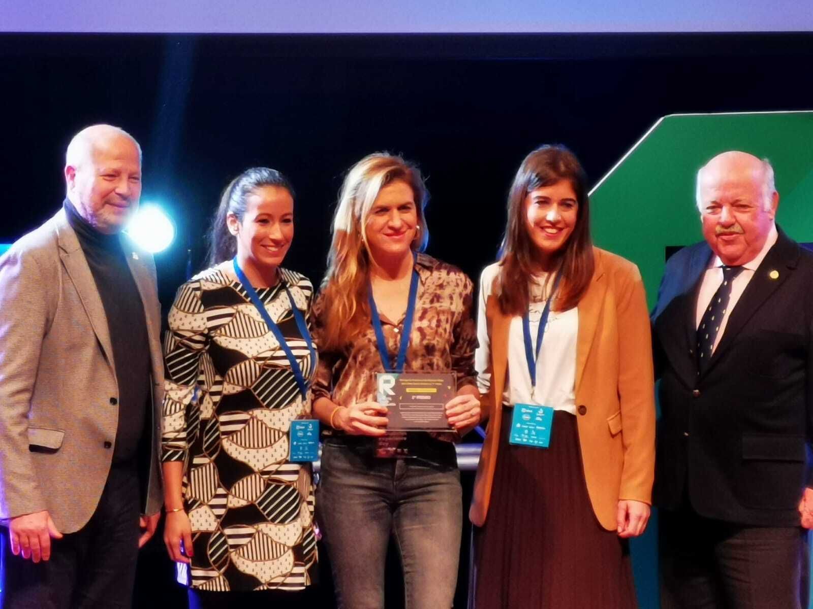 Los consejeros de Educación (izq.) y Salud (der.) con las premiadas.