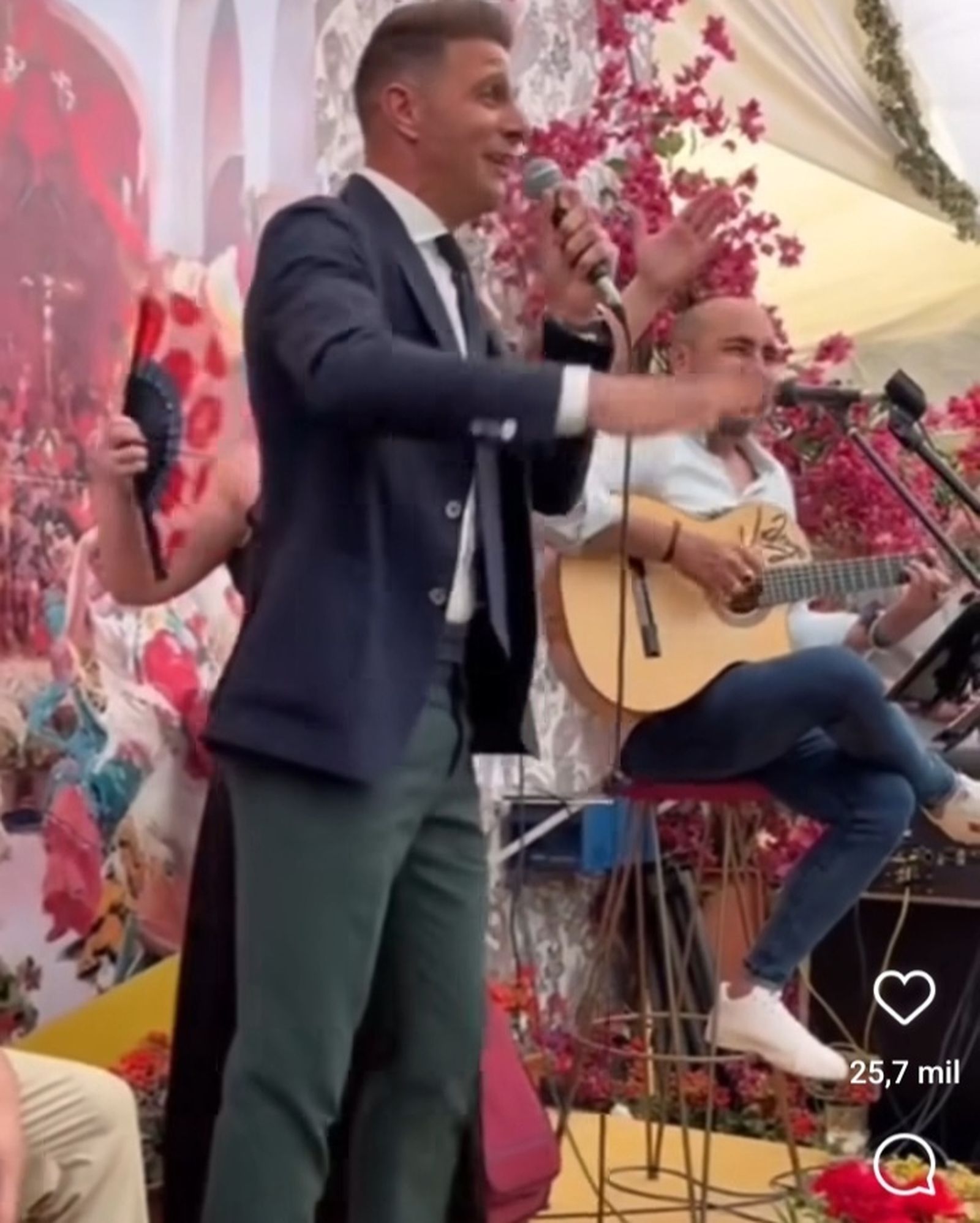 El ex futbolista Joaquín, en una imagen captada de un vídeo,  animando la caseta por rumbas