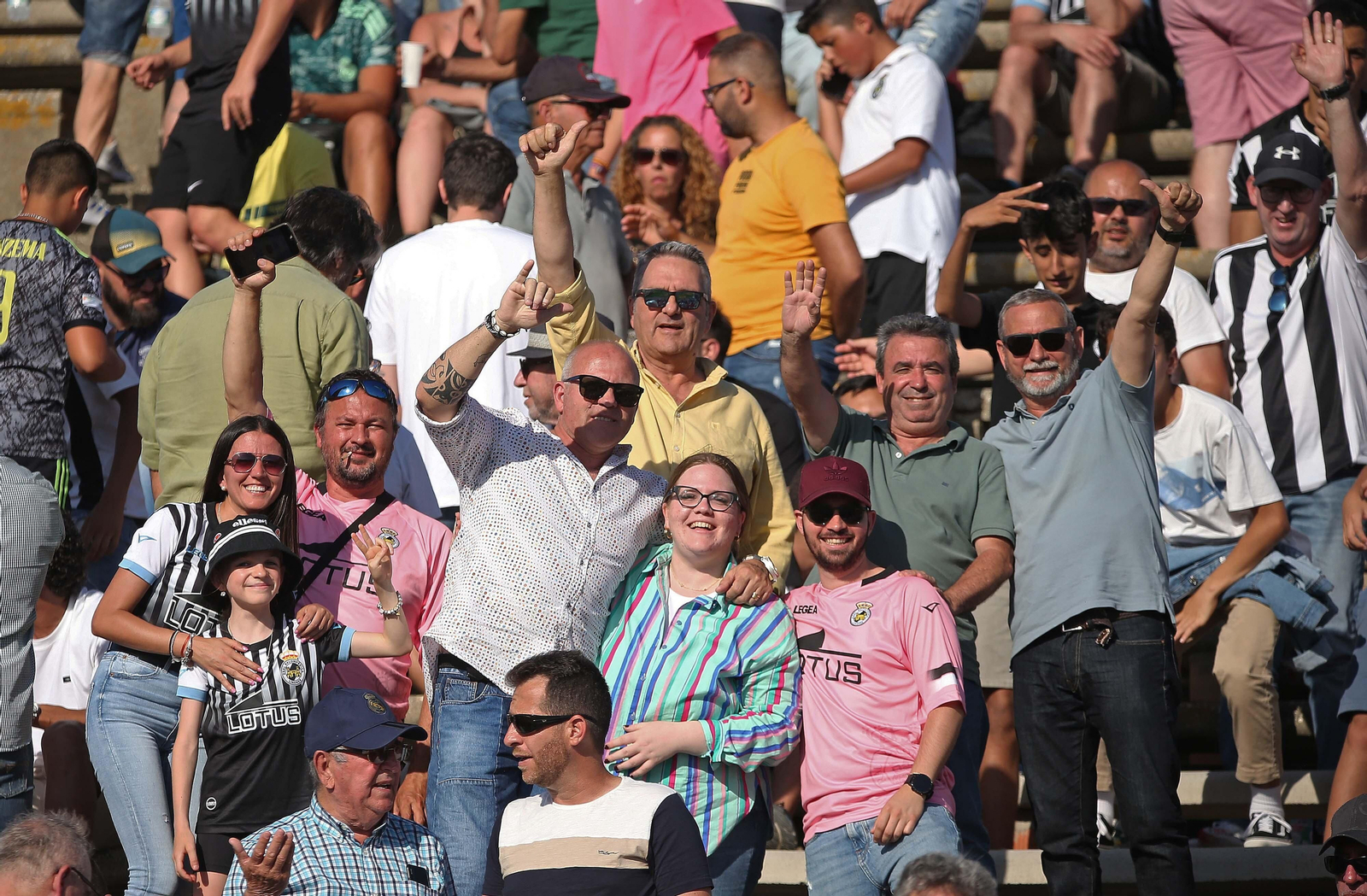 Fotos de la afición durante el Balona - Córdoba en el estadio municipal de La Línea