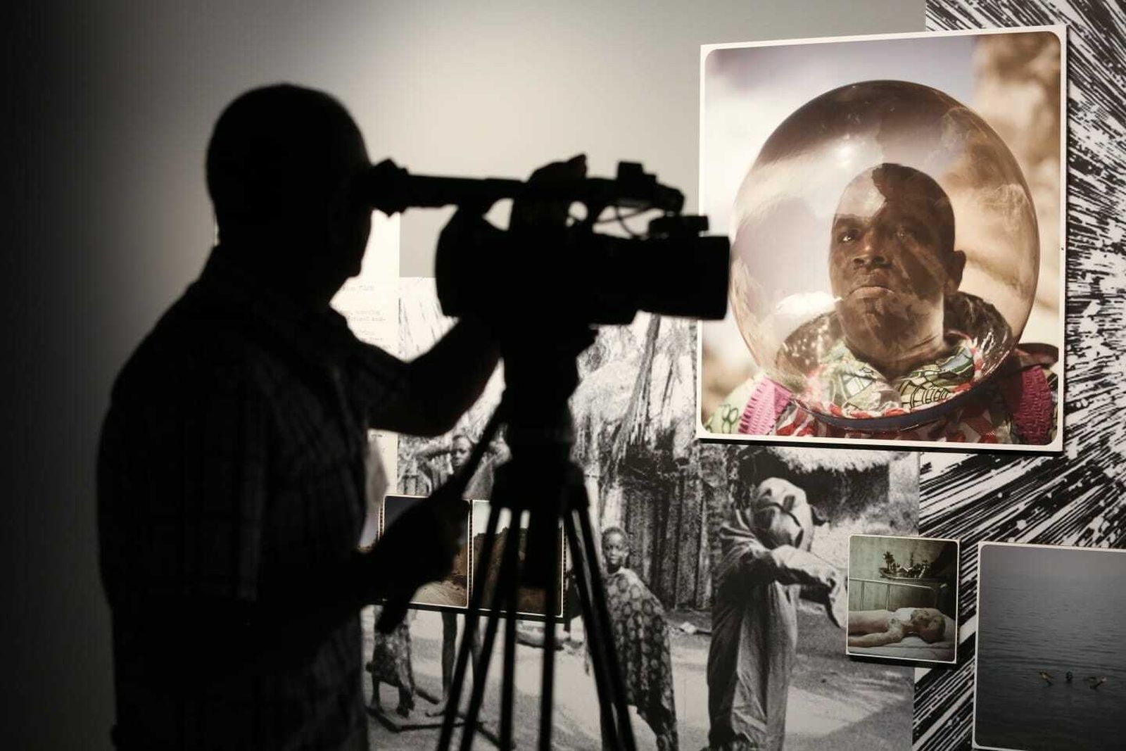 La exposición de la llegada del hombre a la Luna en el Pompidou de Málaga, en fotos