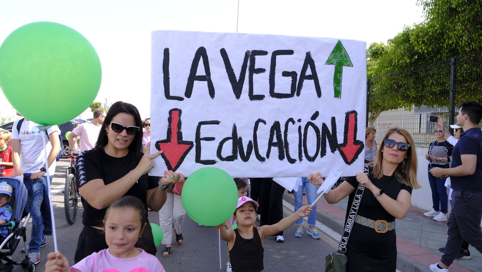 Imágenes de la manifestación de padres de la Vega de Acá solicitando un colegio nuevo