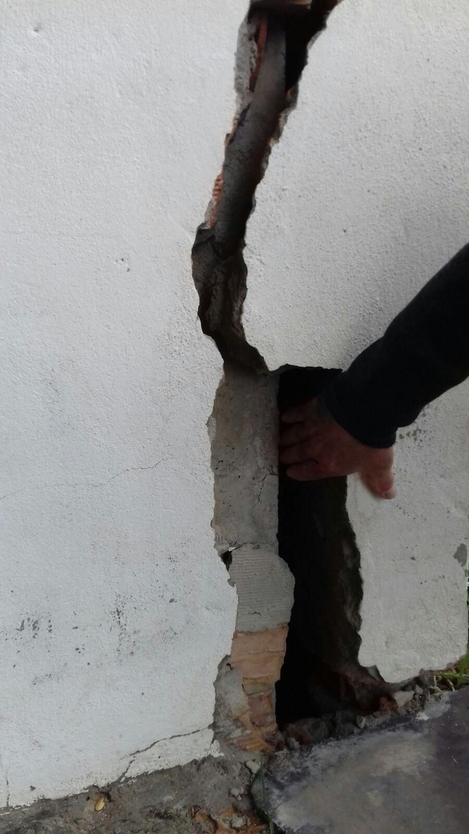 Una de las grietas en el Virgen de la Esperanza.