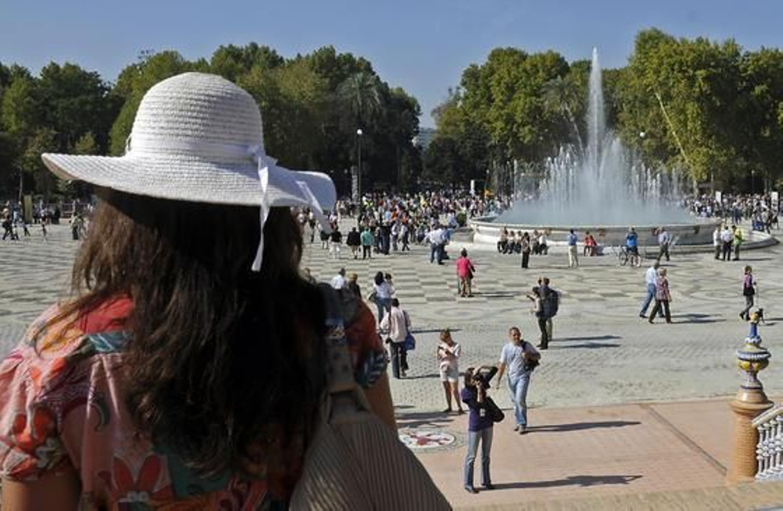 Los sevillanos disfrutan de la "nueva" Plaza de España.

Foto: Juan Carlos Vázquez