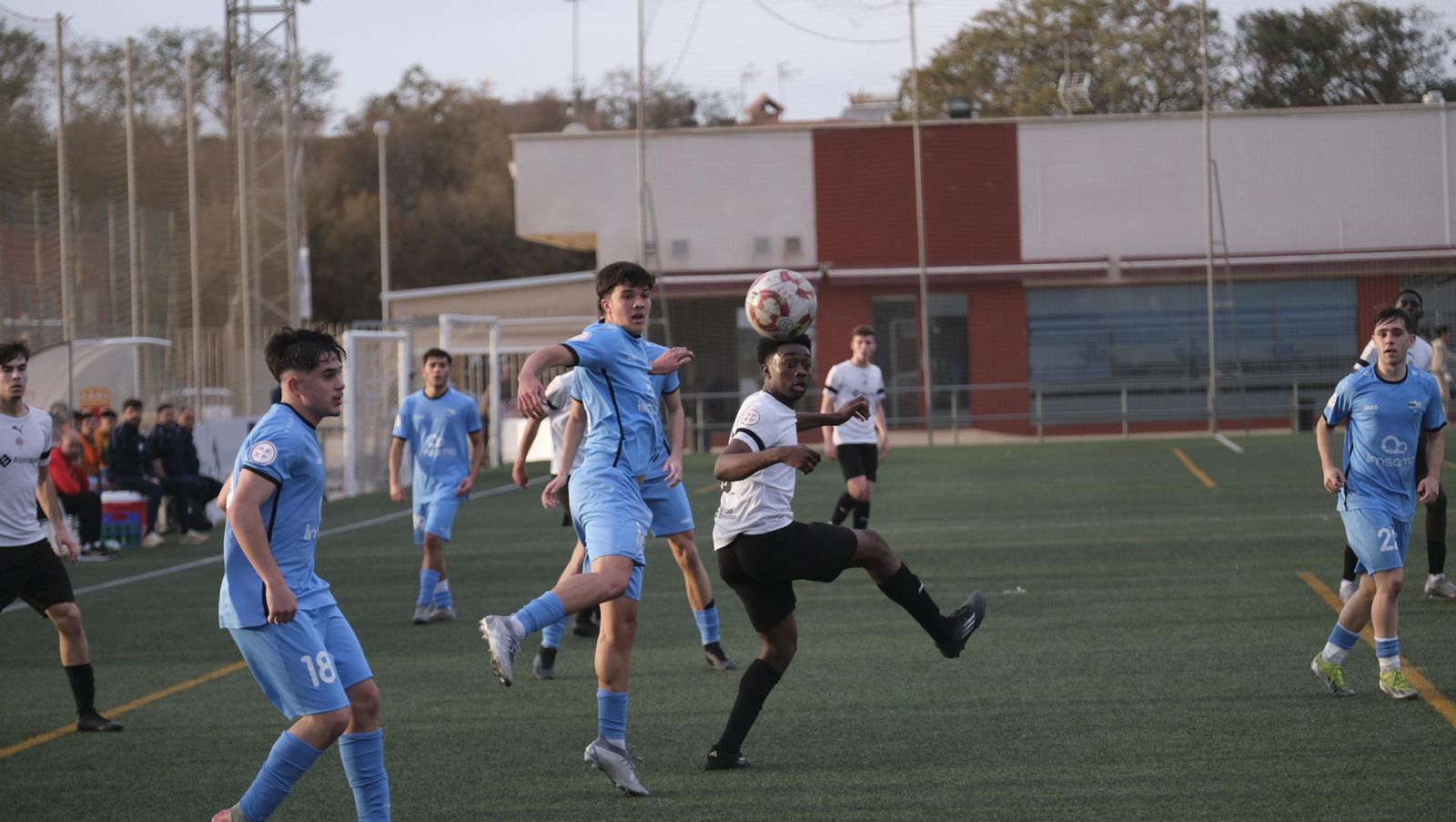 Fidel Nguema disputa un balón durante una acción del encuentro de los de la barriada almeriense ante los malagueños.