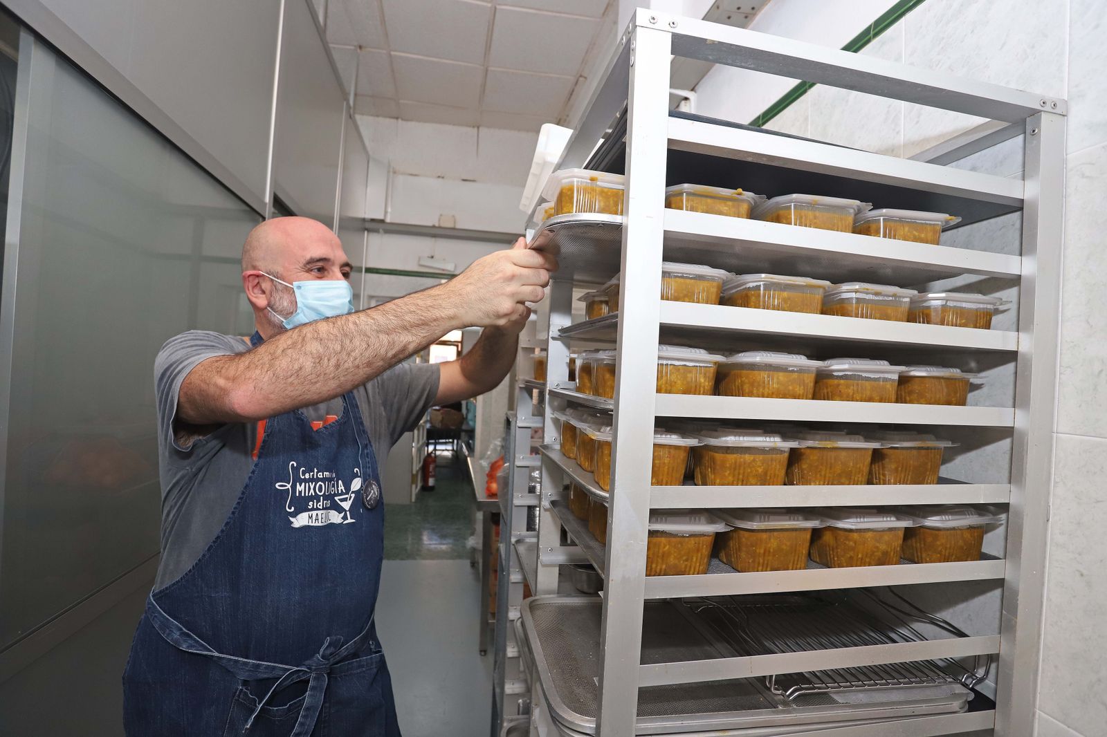 Comida para los usuarios del comedor Padre Cruceyra preparada por Los Chatos durante el estado de alarma.