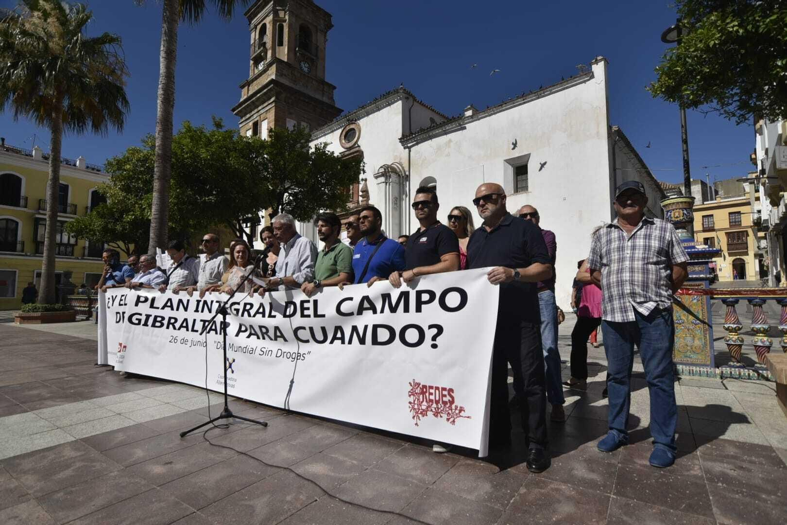 Francisco Mena, presidente de Alternativas, lee el manifiesto. Francisco Mena, presidente de Alternativas, lee el manifiesto.
