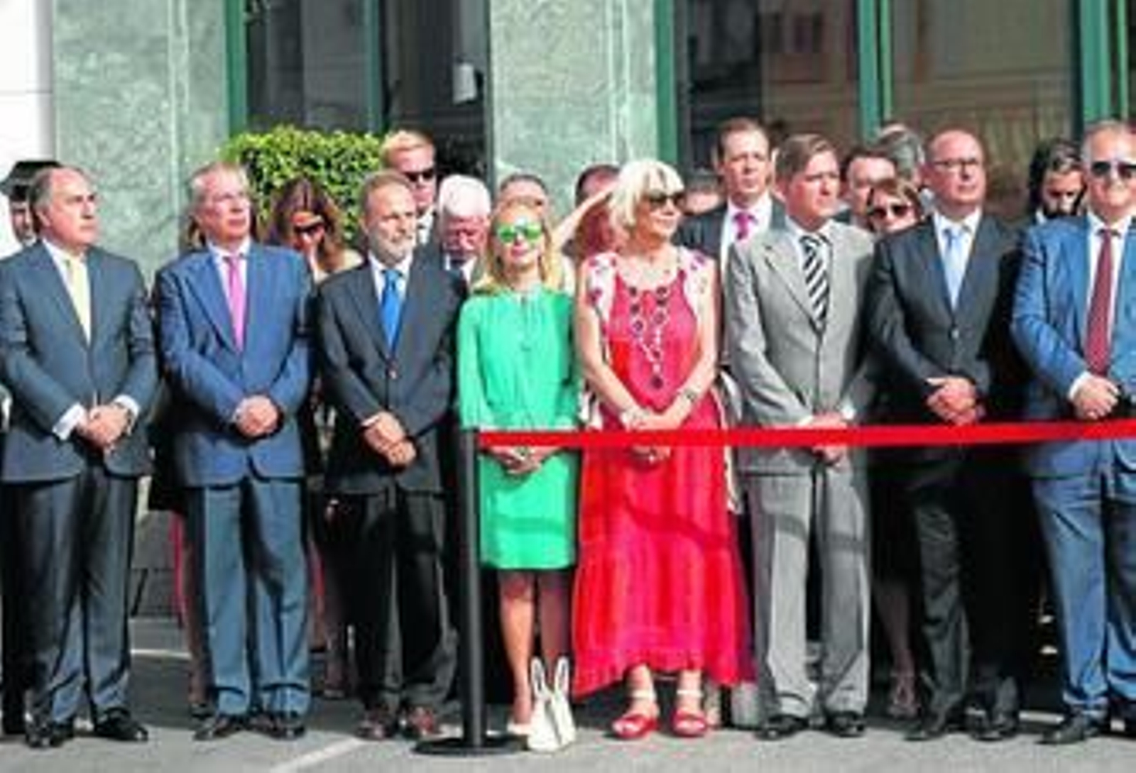 Jesús Núñez saluda al delegado del Gobierno en Andalucía Antonio Sanz.