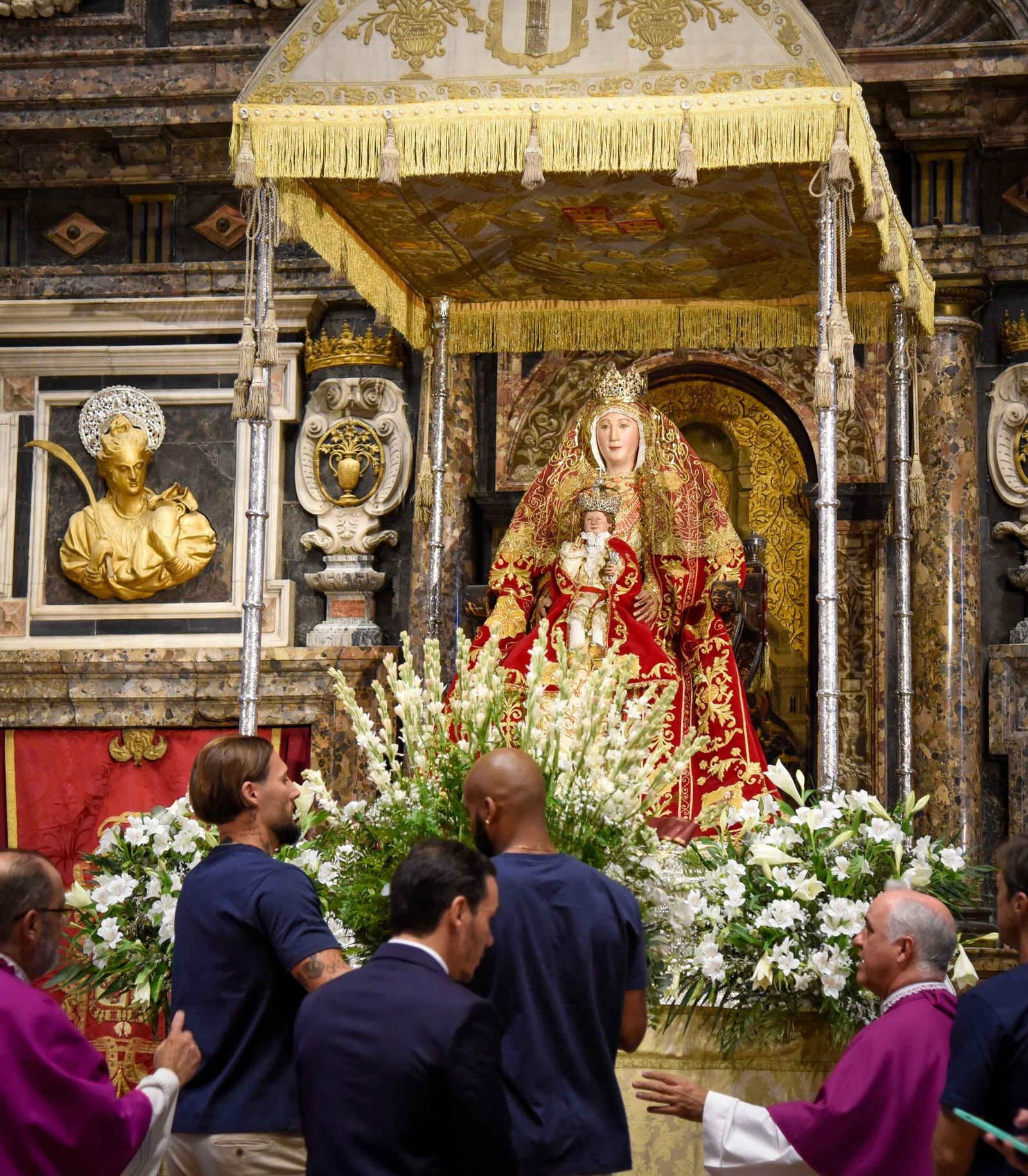 Ofrenda floral del Sevilla a la Virgen de los Reyes