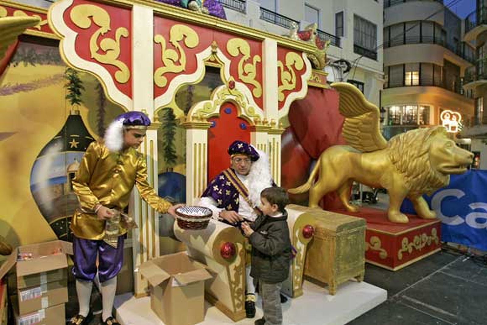 El Paje Real finaliza su misión en Cádiz tras haber recogido las cartas que los niños han redactado para los Reyes Magos.