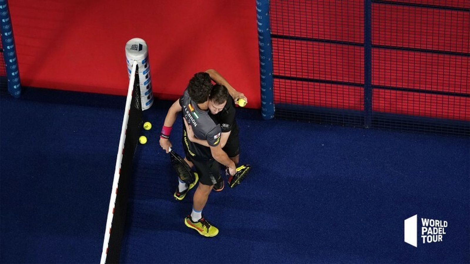 Lebrón y Navarro se abrazan tras ganar en su estreno en el Palau Sant Jordi.