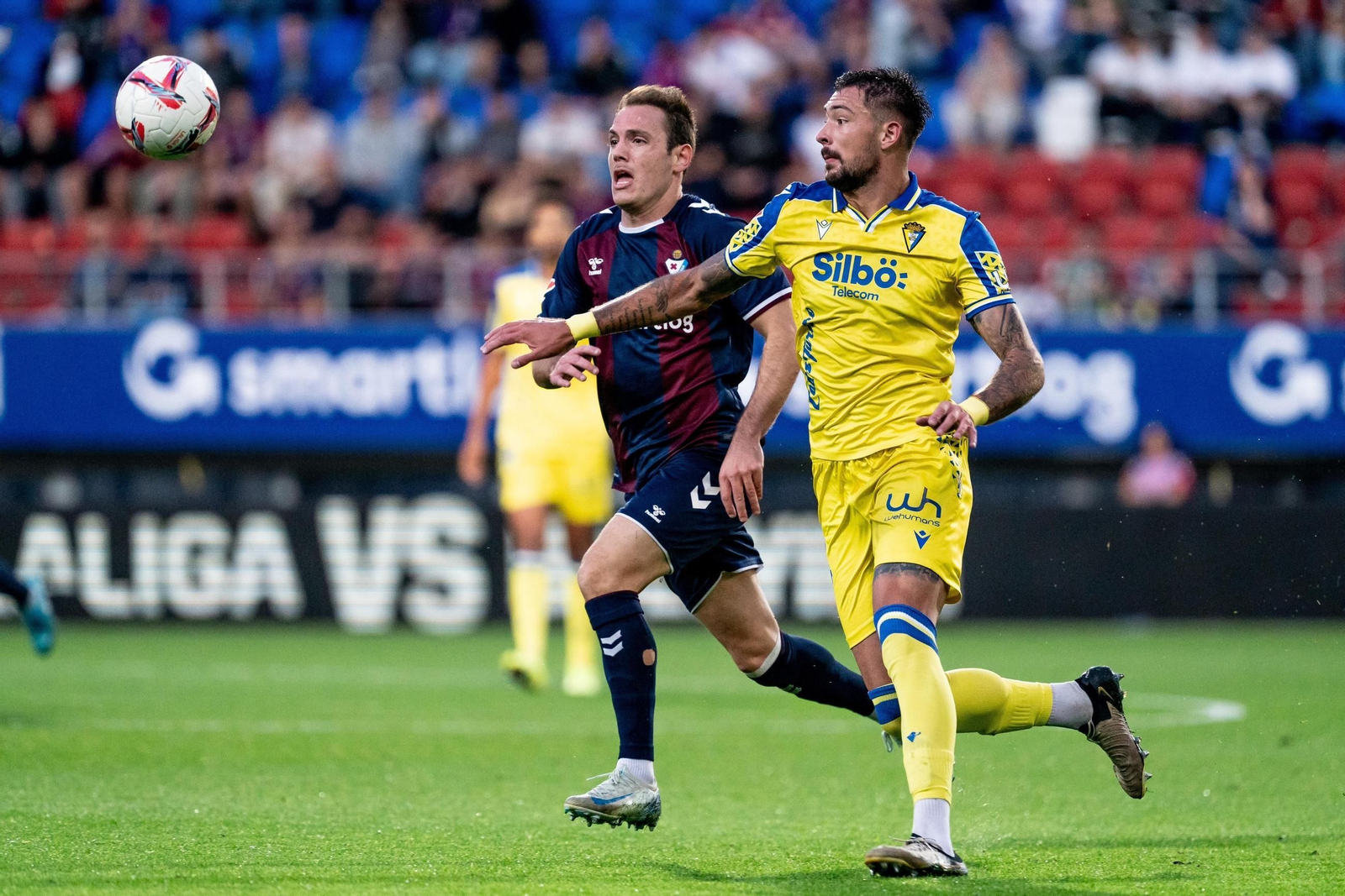 Kovacevic pugna con un adversario.