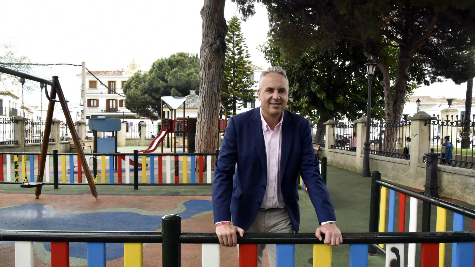 El alcalde, en un parque infantil