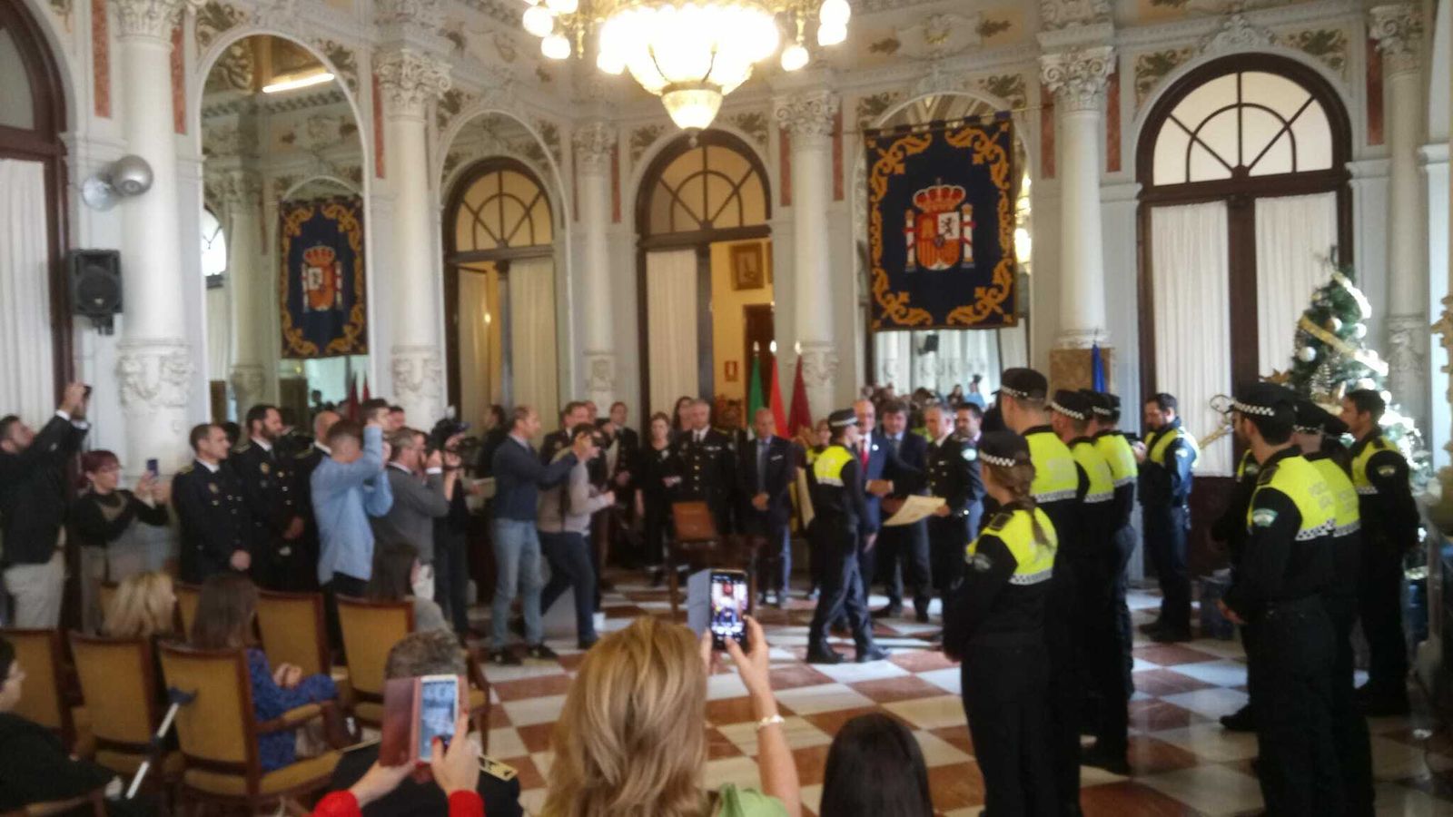 Toma de posesión de los nuevos agentes en el Salón de los Espejos.