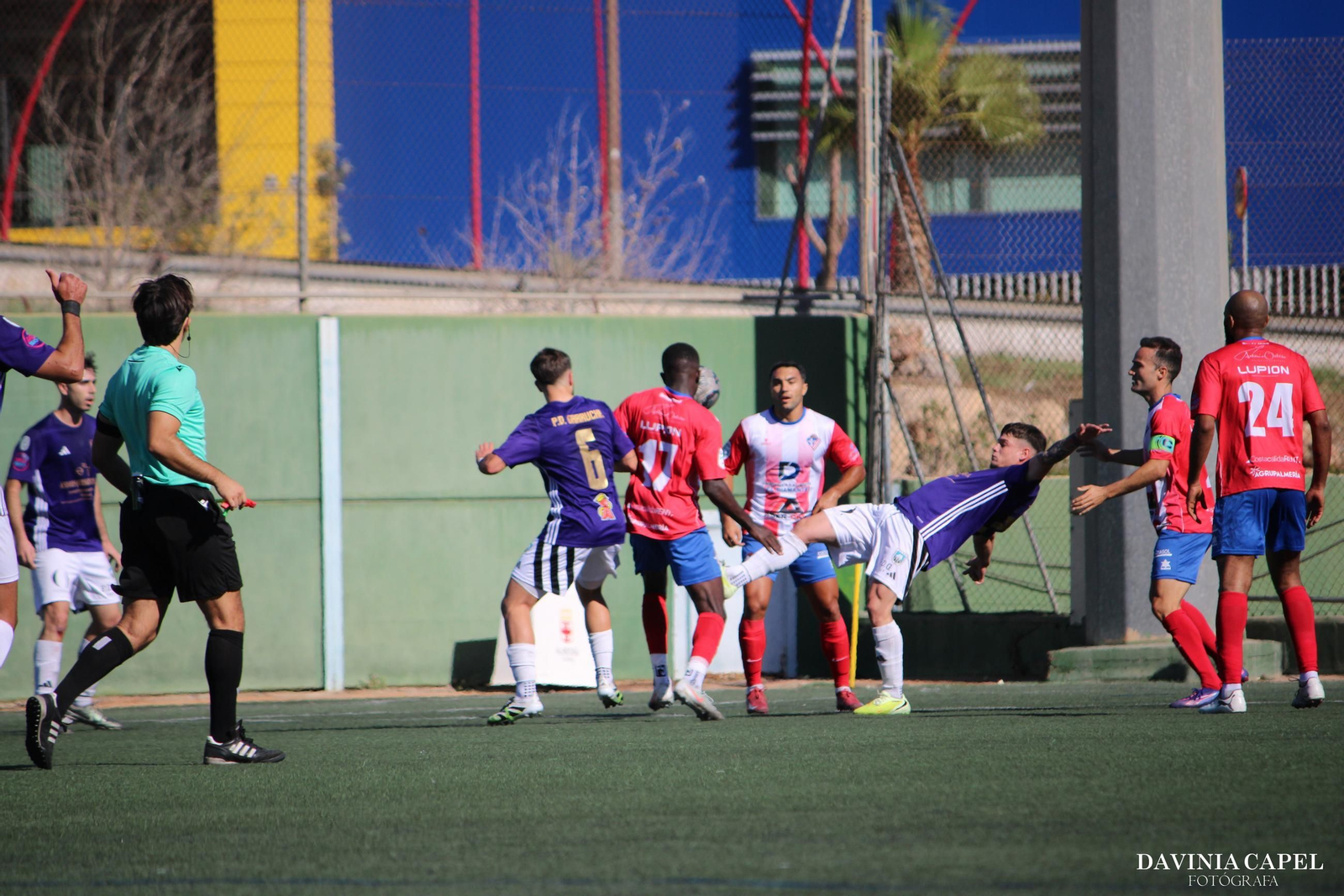 Jugadores de ambos equipos disputan un balón durante el derbi almeriense entre capitalinos y garrucheros.