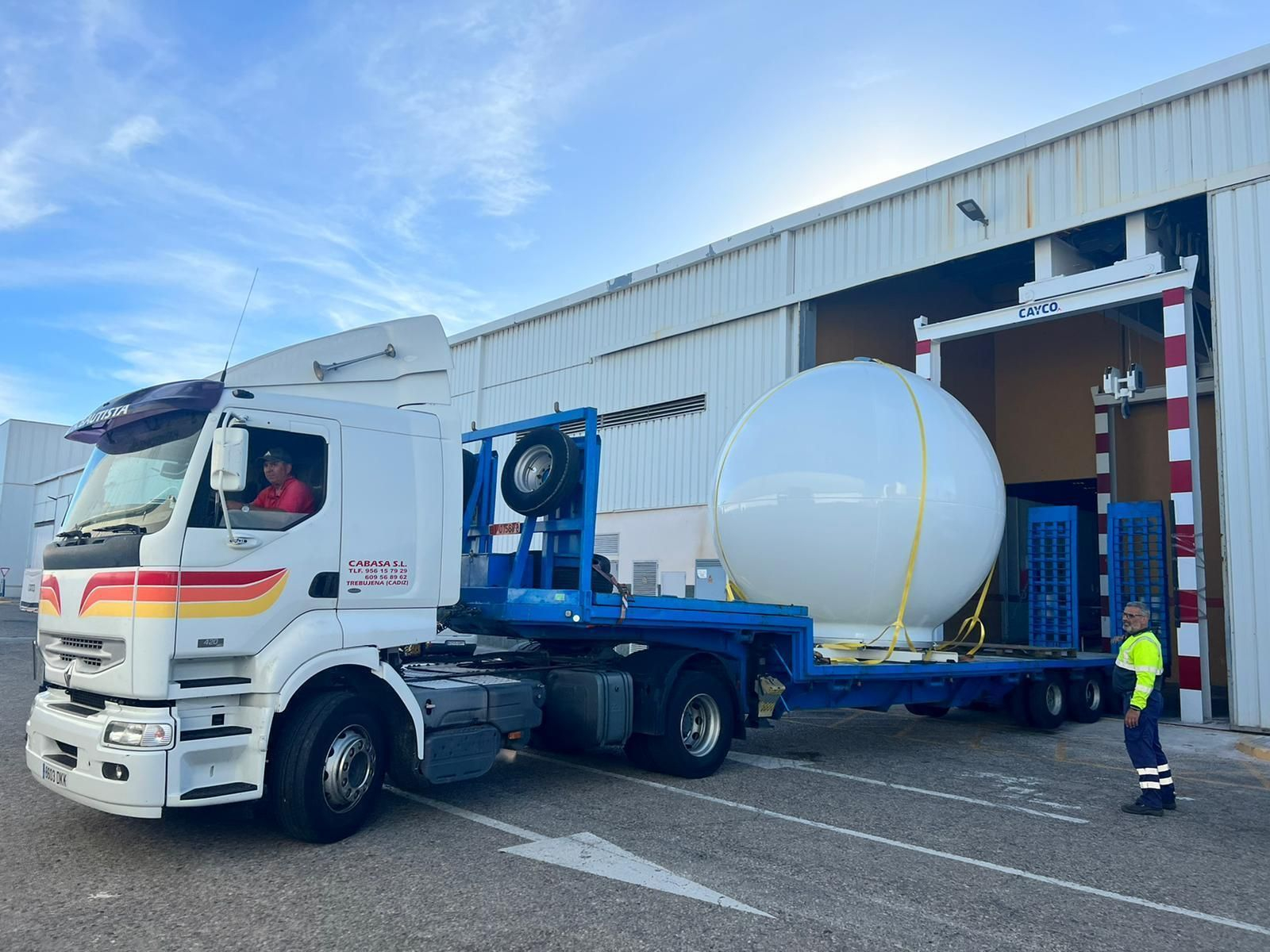 Operativo especial en Zona Franca para el traslado de un satélite de crucero