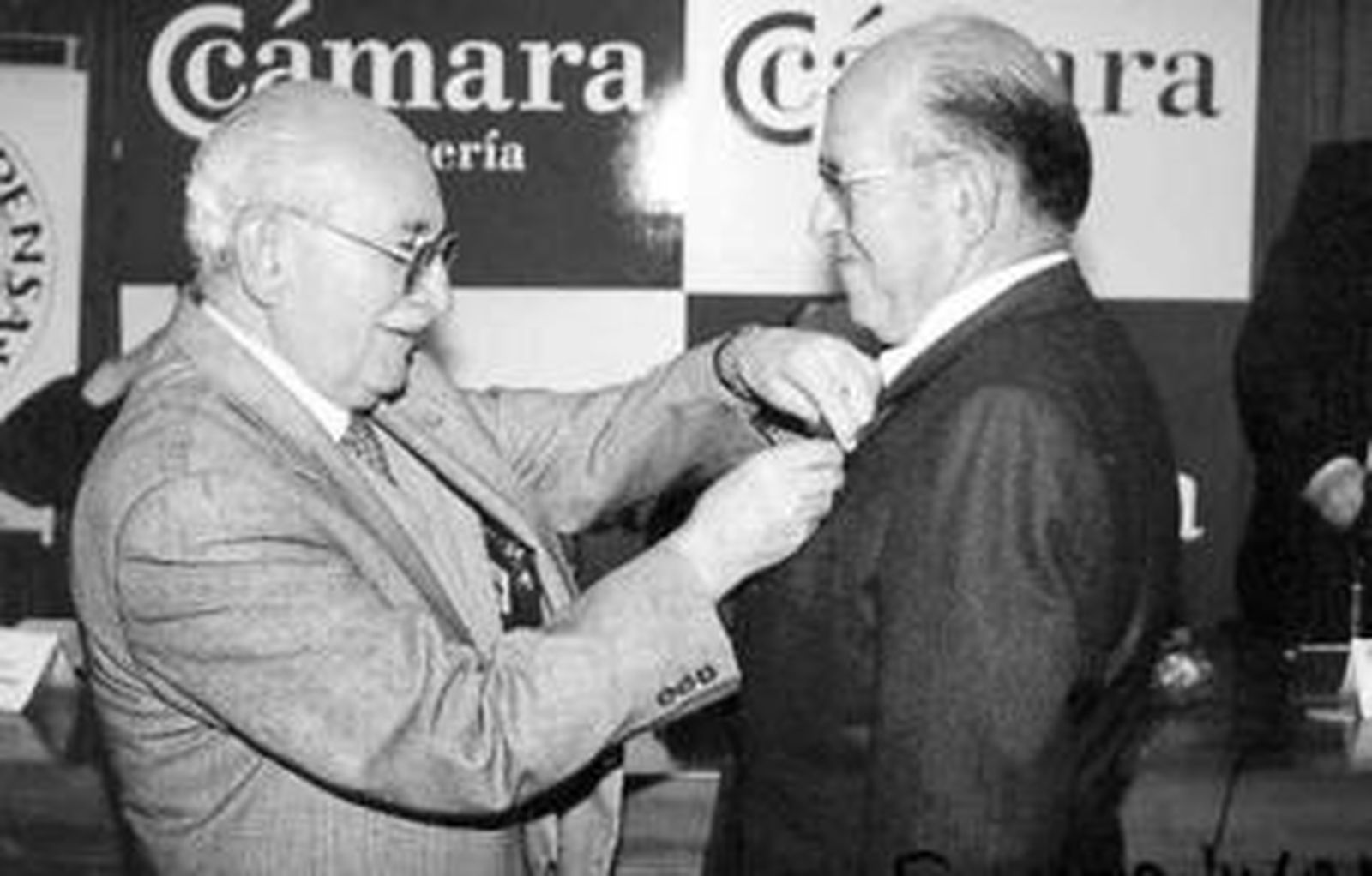 Salmerón recibe un reconocimiento durante una gala en Almería.