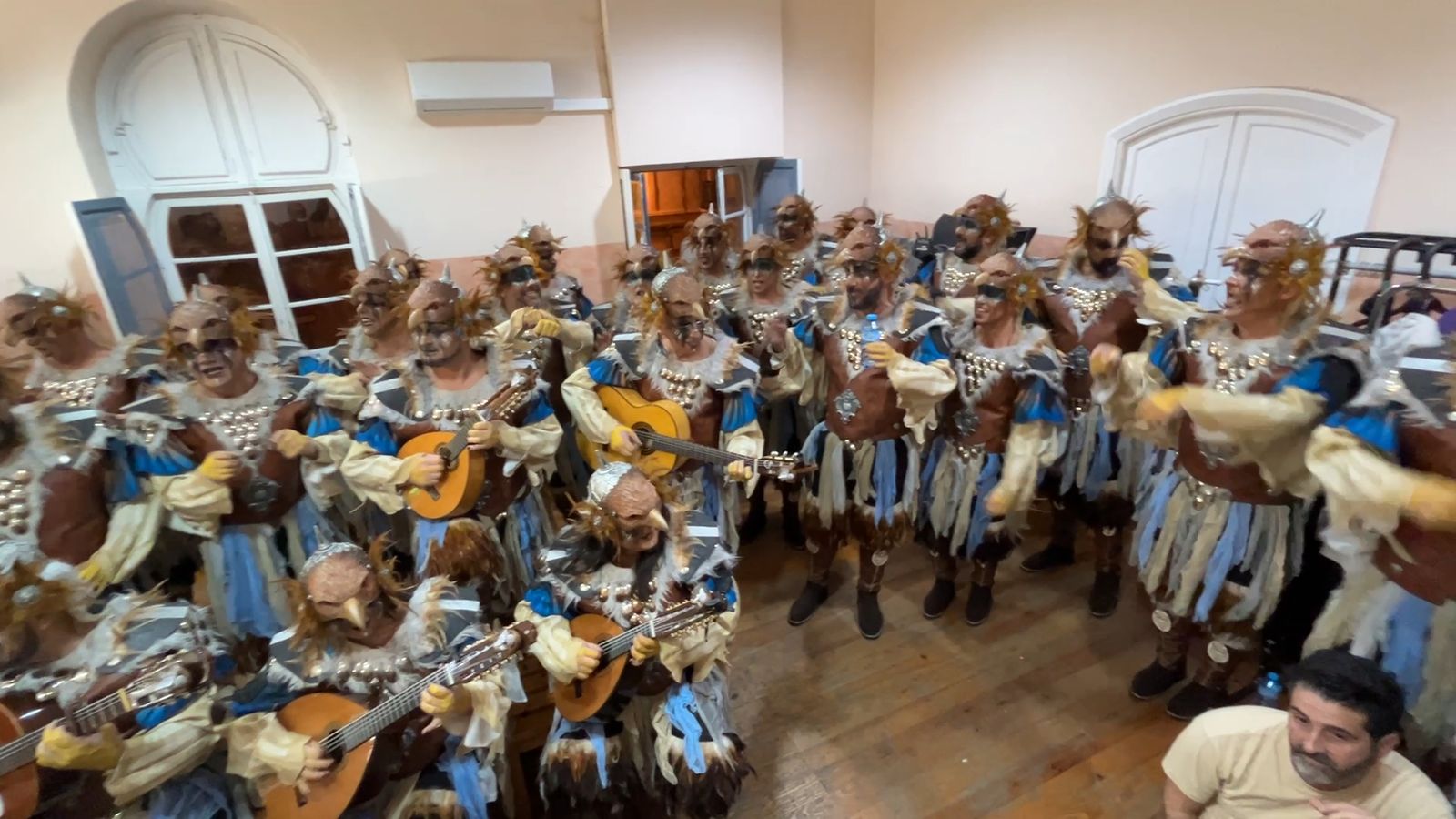 'El reino de los cielos' canta su cuplé en la 'tierra' de los camerinos del Falla