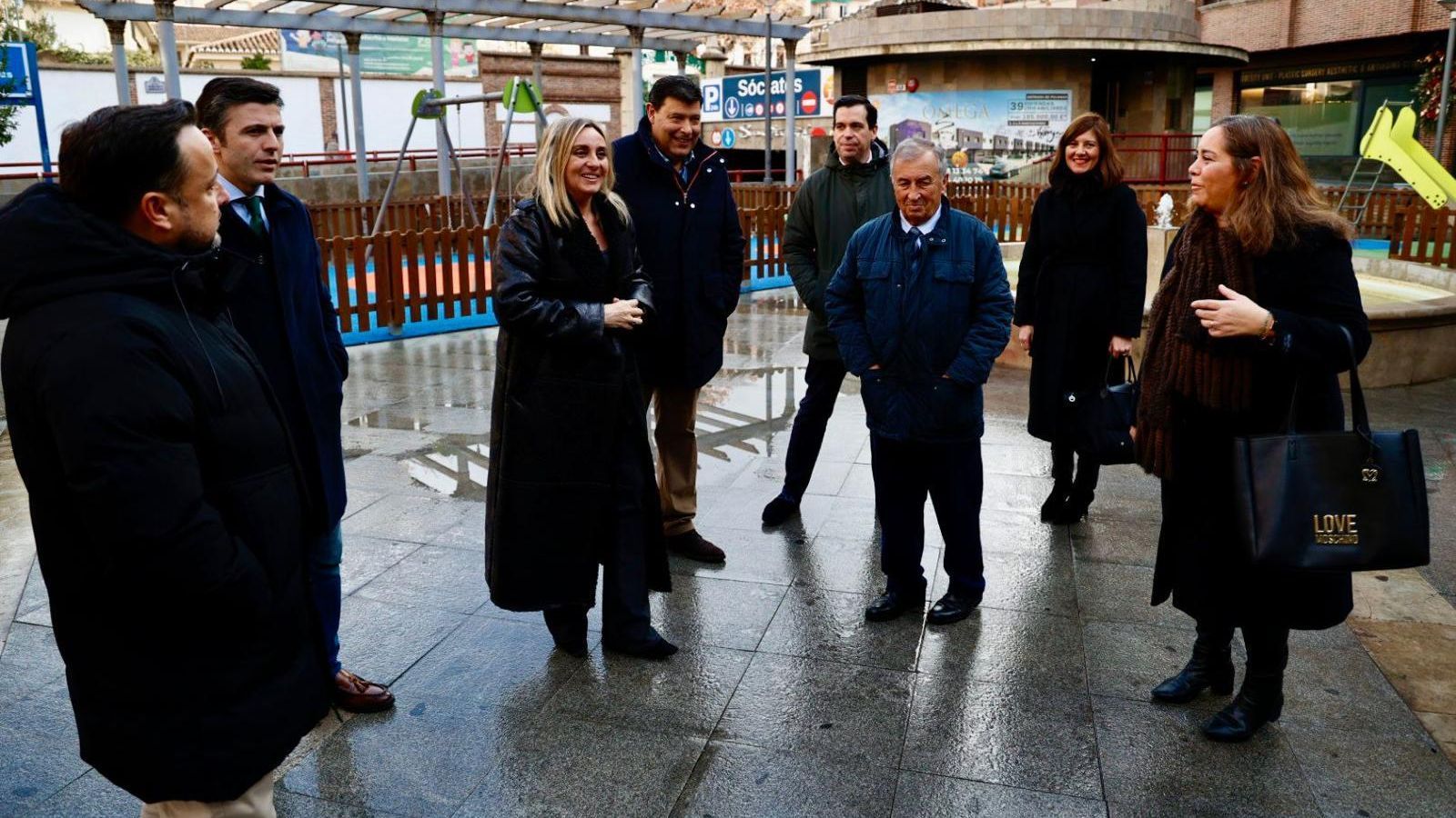 La alcaldesa de Granada, Marifrán Carazo, visita el área de juego infantil de la calle Mercedes Domenech