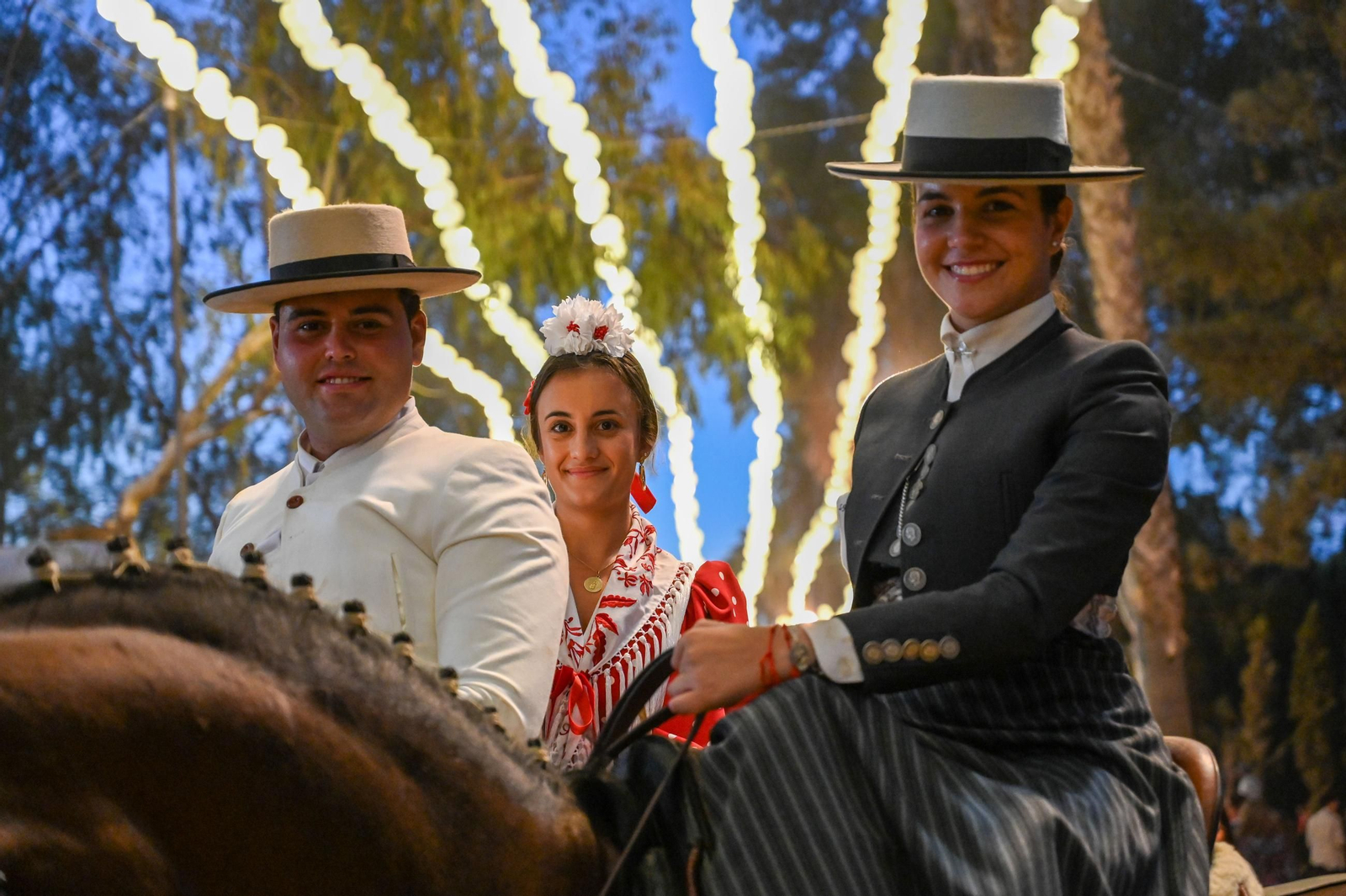 Imágenes del ambiente nocturno del 11 de octubre en la Feria del Caballo 2025