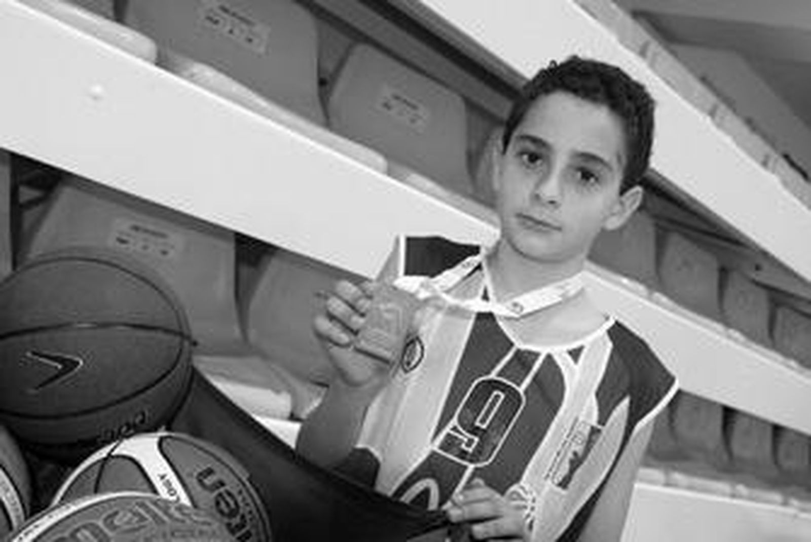 Rubén Perea, con su medalla de plata y los colores del Villa, ayer en el Samuel Aguilar.