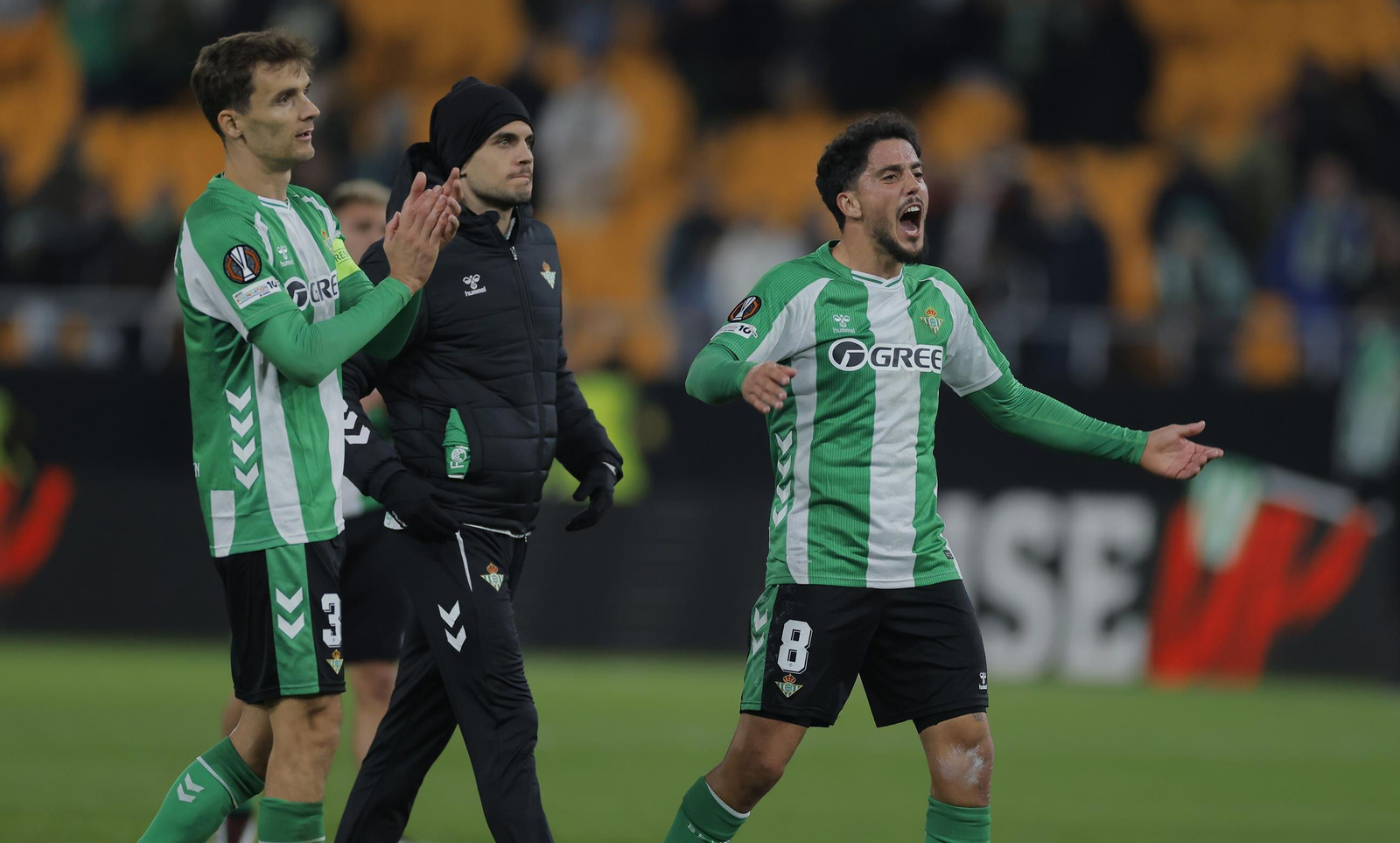 Fornals alienta a sus aficionados al finalizar el partido junto a Diego Llorente y Bartra.