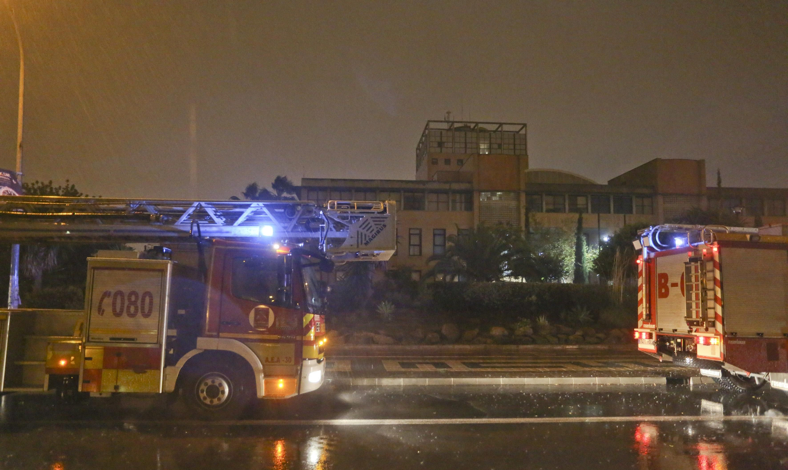Bomberos en la falsa alarma de incendio en la facultad de Educación de la UMA.